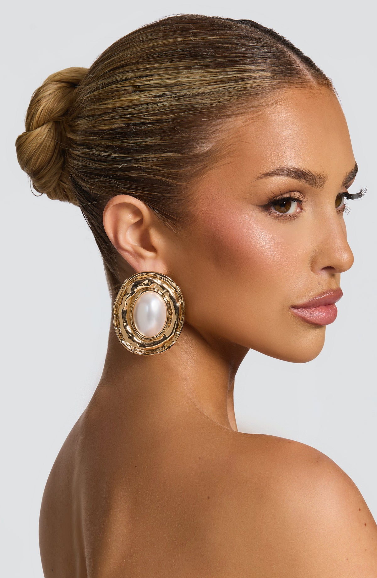 Cecilia™ - Pendientes Martelé con Perla Dorados