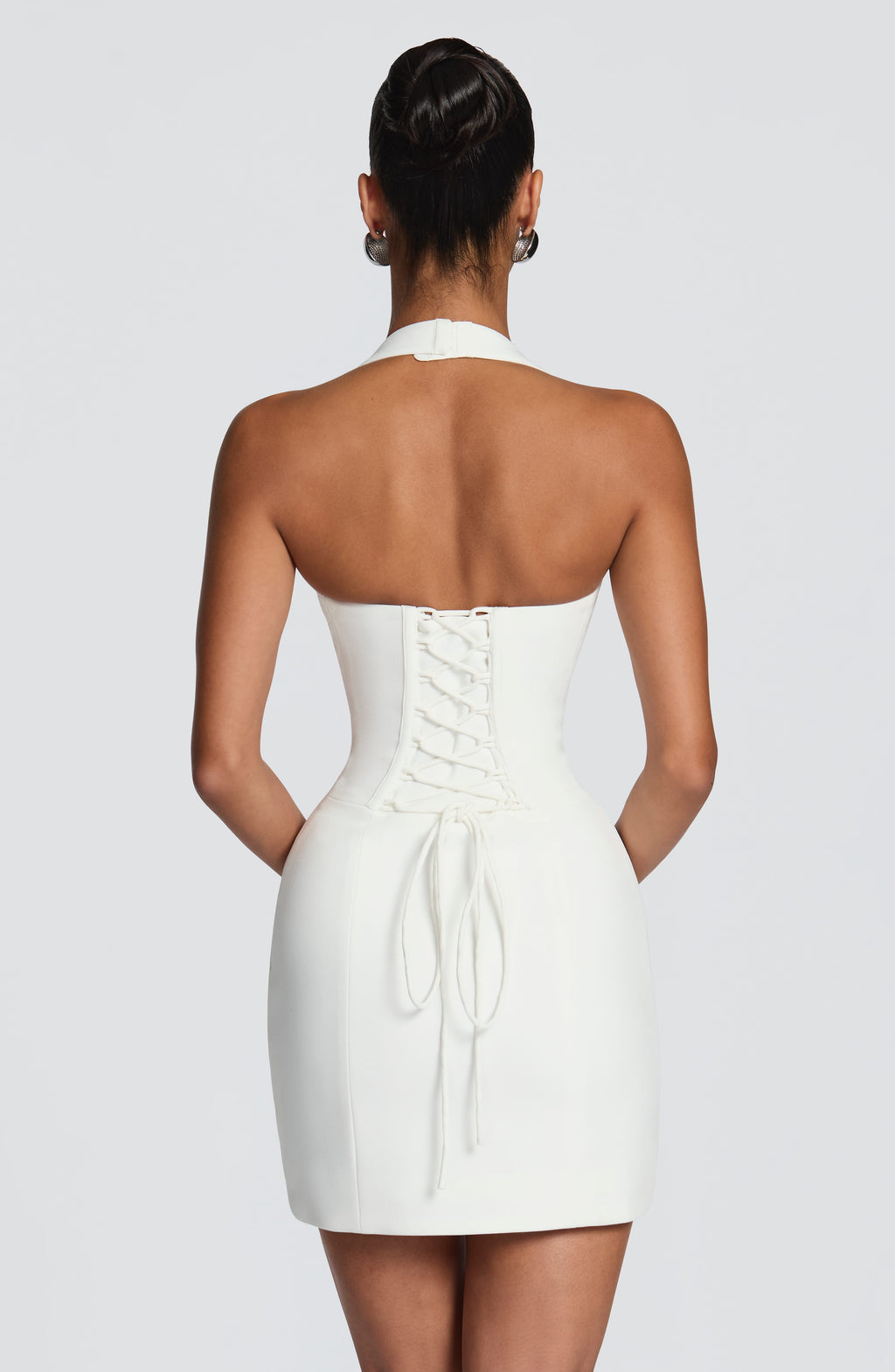 Mujer con el vestido Charlotte™ blanco para una preboda, foto 3