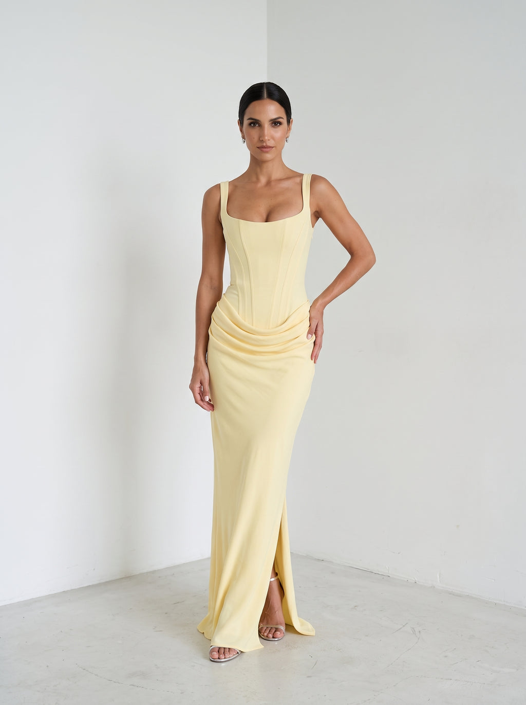 Vestido de invitada Cornelia Limón – foto de estudio