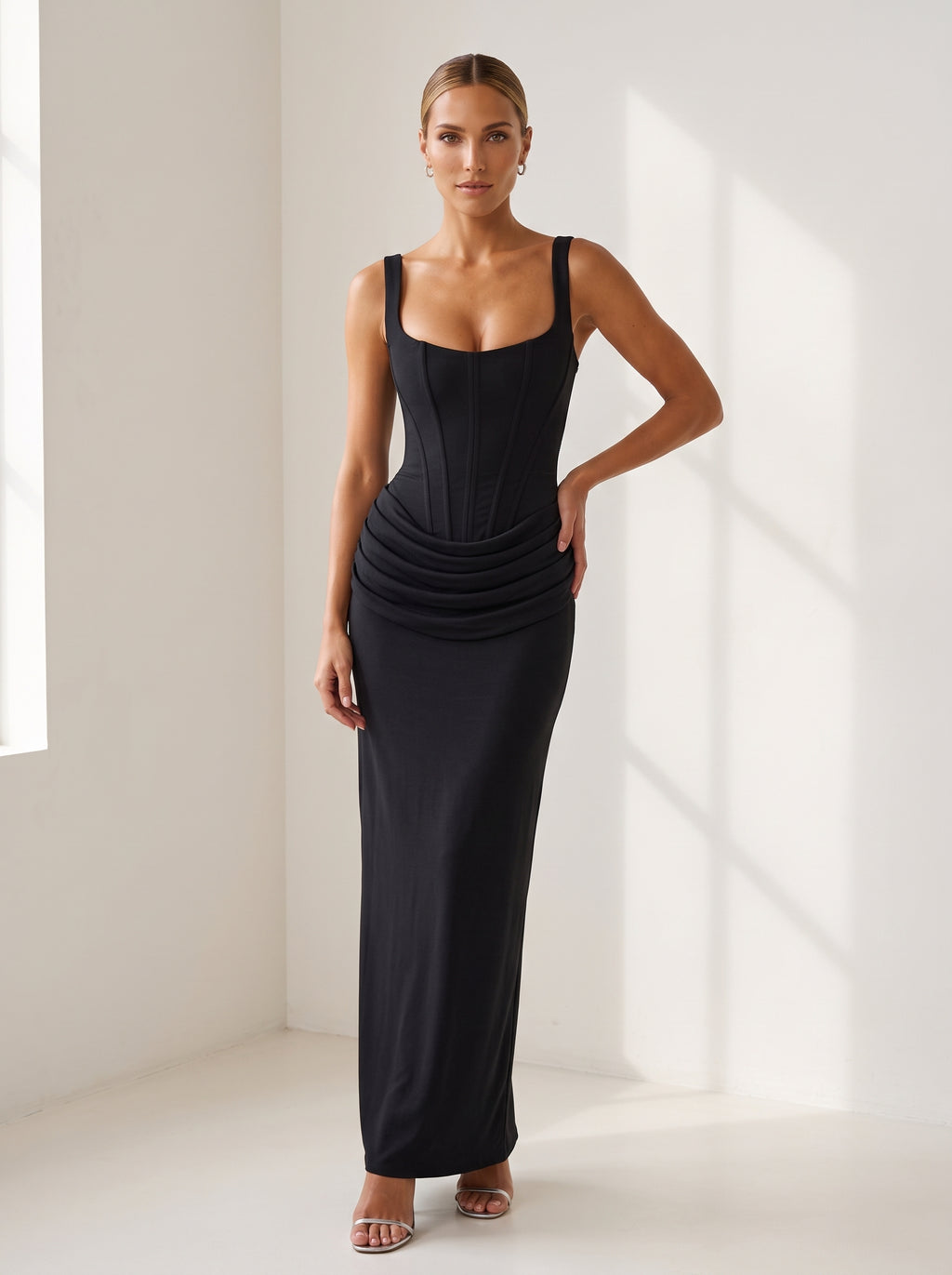 Vestido de invitada Cornelia Negro – foto de estudio