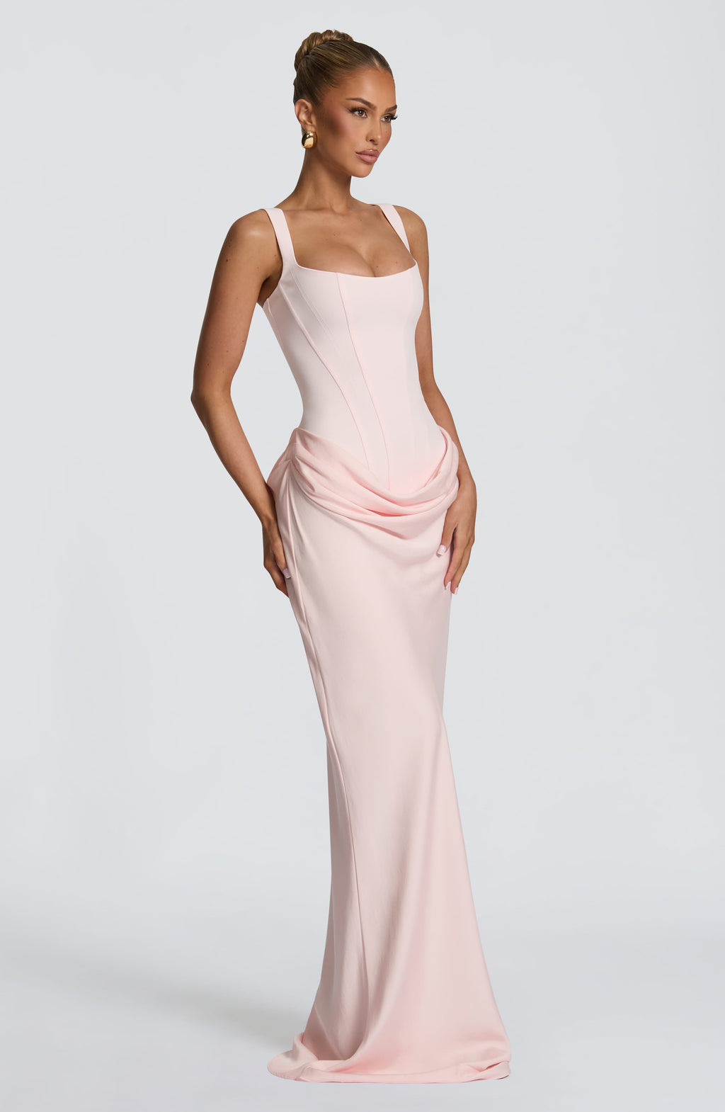 Mujer con el vestido Cornelia™ rosa para ir de invitada a una boda, foto 3