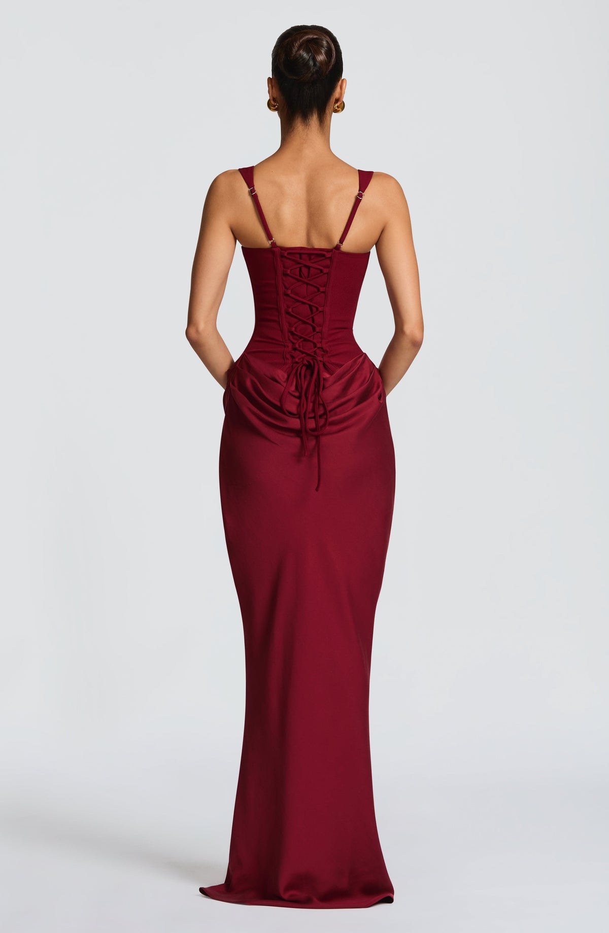 Mujer con el vestido Cornelia™ burdeos para ir de invitada a una boda, foto 3
