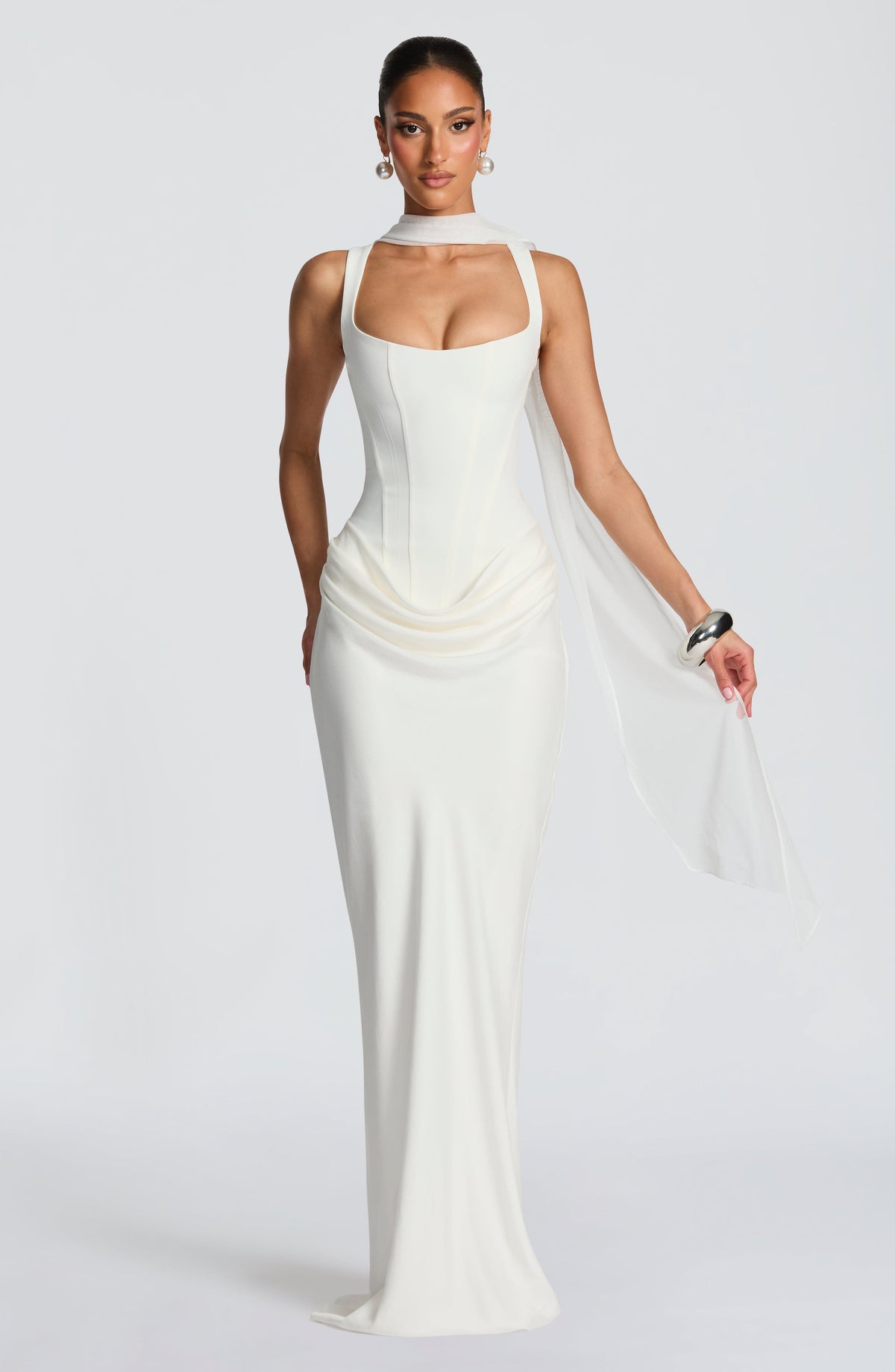 Mujer con el vestido largo Cornelia™ marfil para una preboda, foto 3