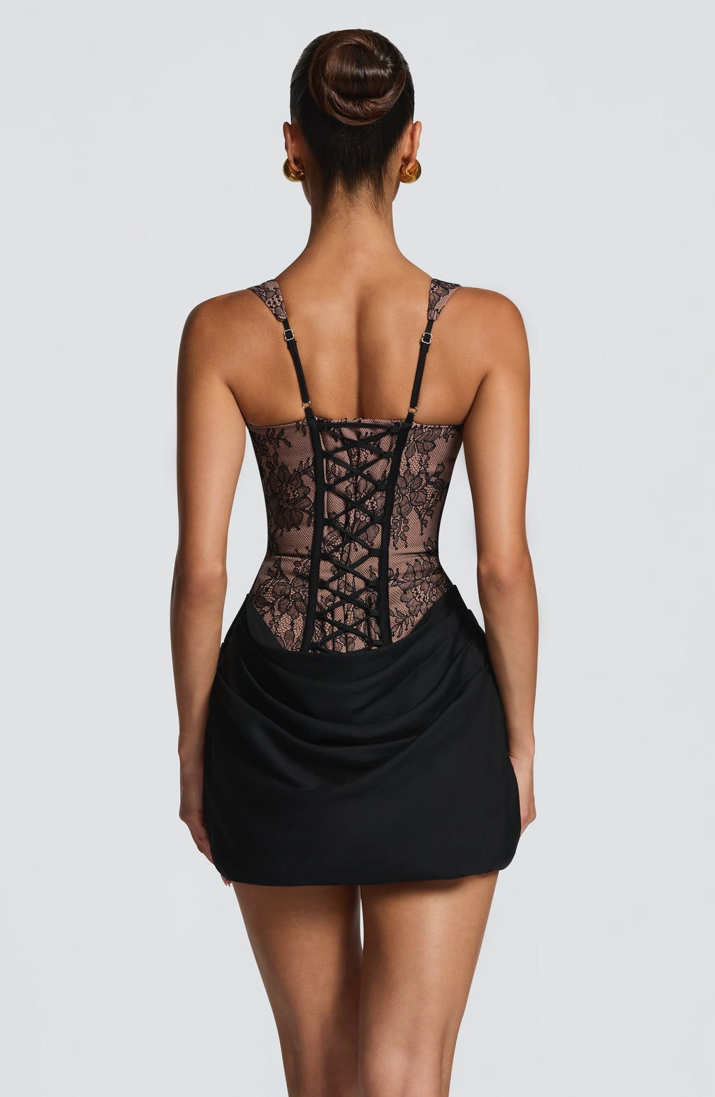 Cornelia™ en negro, vestido corto de encaje, con corsé