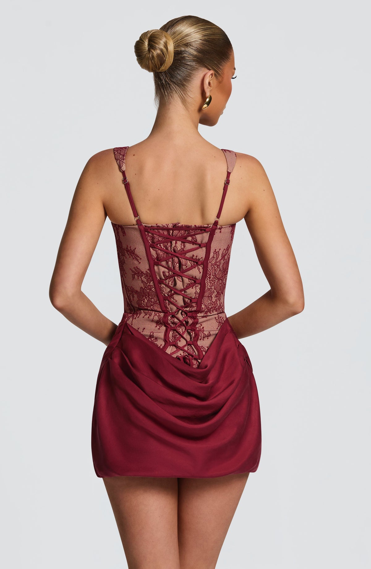 Mujer con el vestido Cornelia™ burdeos para un cóctel, foto 3