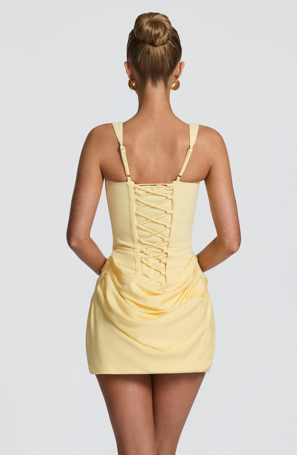 Cornelia™ en amarillo limón, vestido corto con corsé, escote drapeado