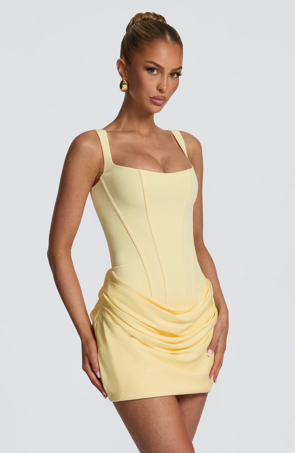 Mujer con el vestido Cornelia™ amarillo limón para un cóctel, foto 3