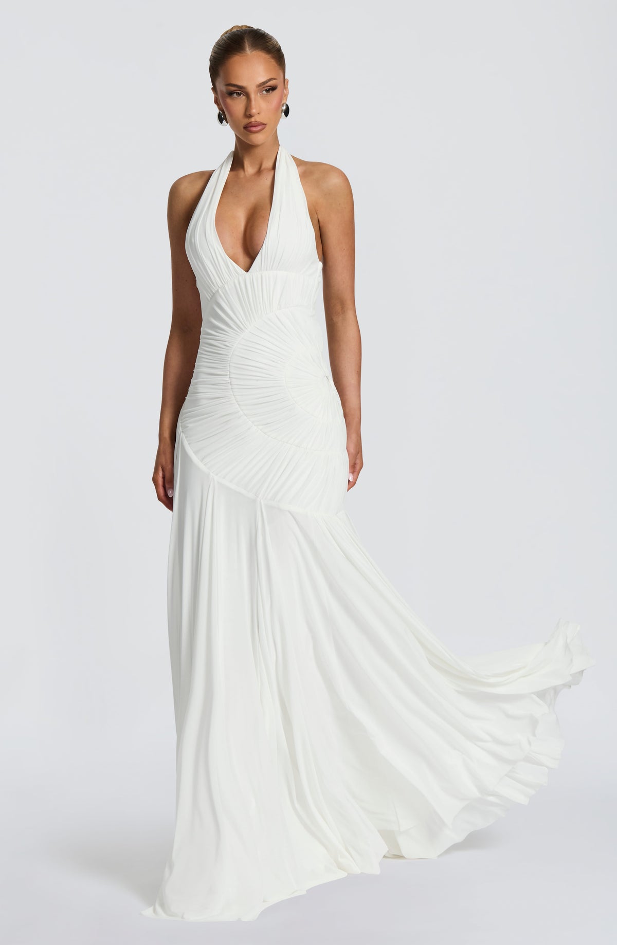 Mujer con el vestido Carmen™ marfil para una preboda, foto 3