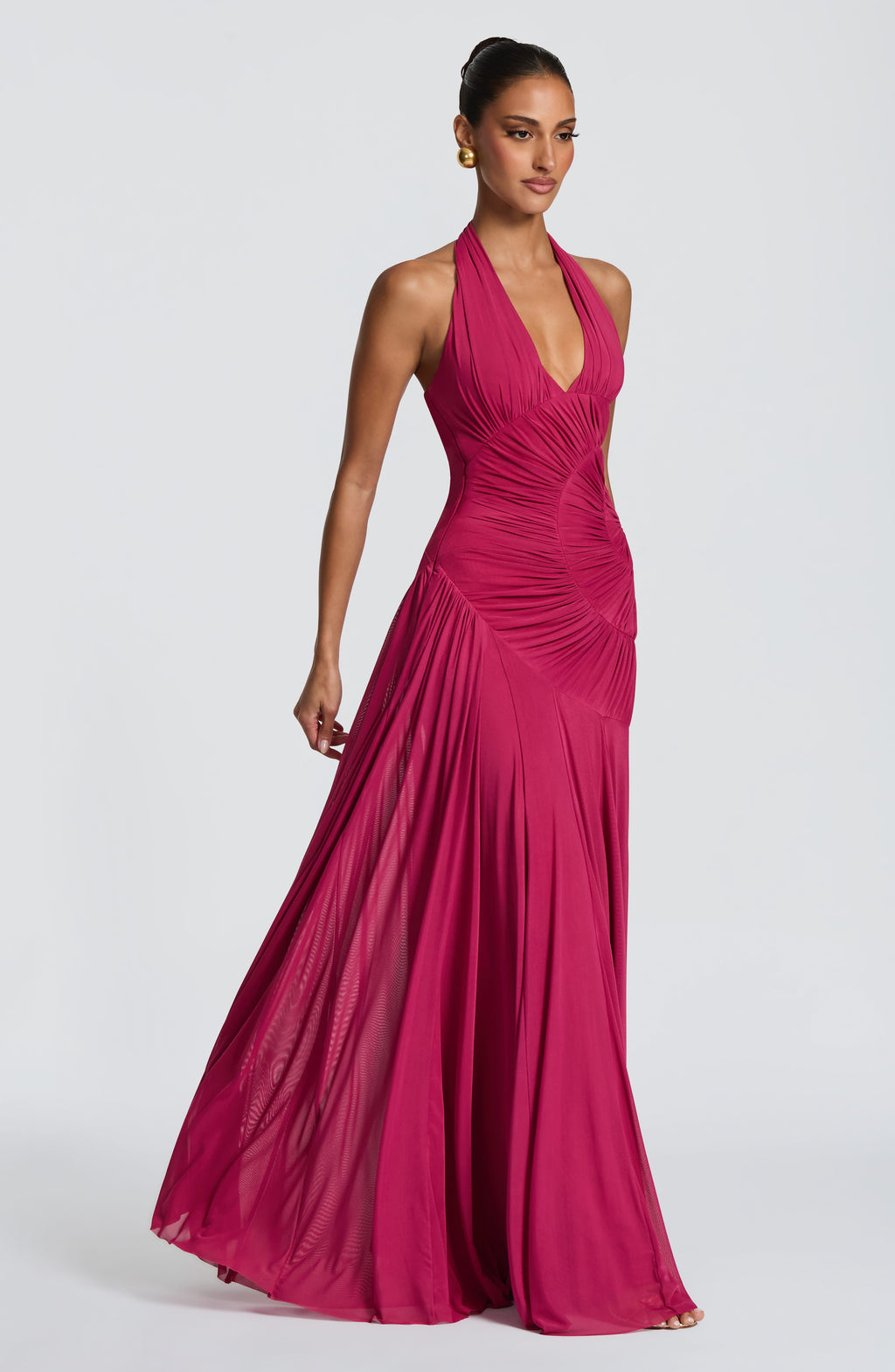 Mujer con el vestido Carmen™ frambuesa para ir de invitada a una boda, foto 3