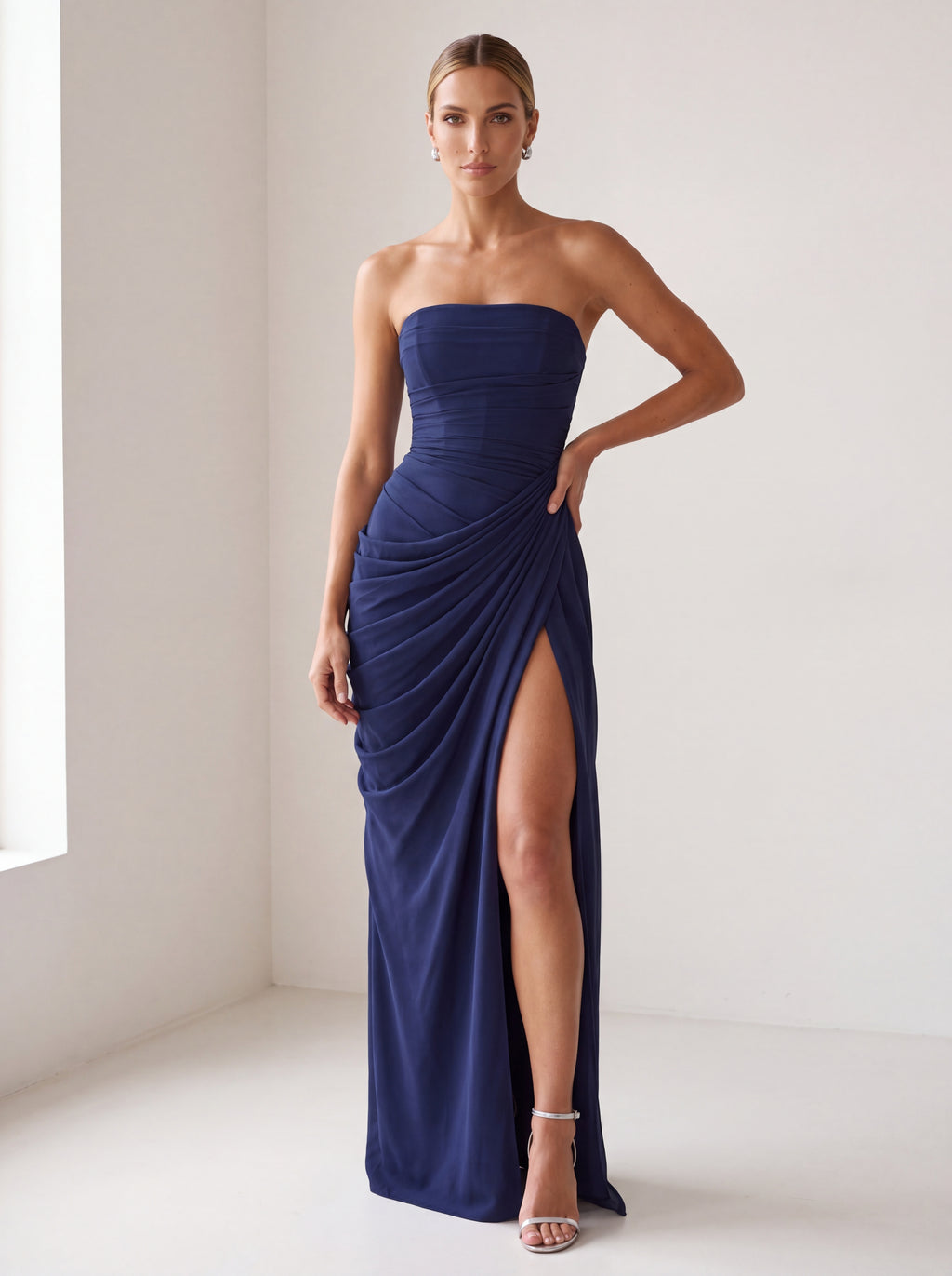 Vestido de invitada Cyra azul marino – foto de estudio