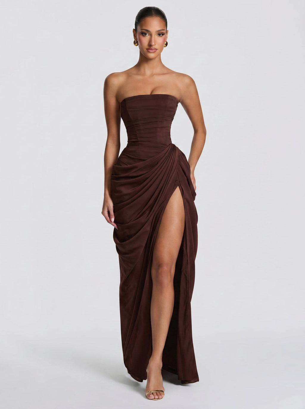 Mujer con el vestido Cyra™ marrón ciruela para ir de invitada a una boda, foto 3