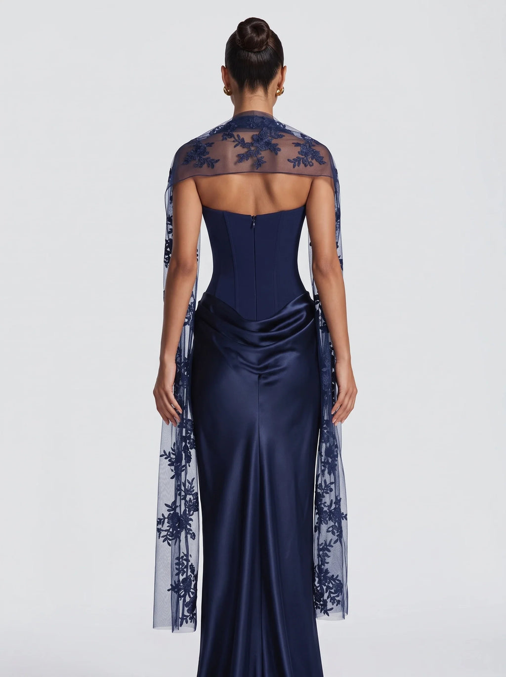 Mujer con estola de tul bordado azul marino Elia™ para una boda, vista de espalda