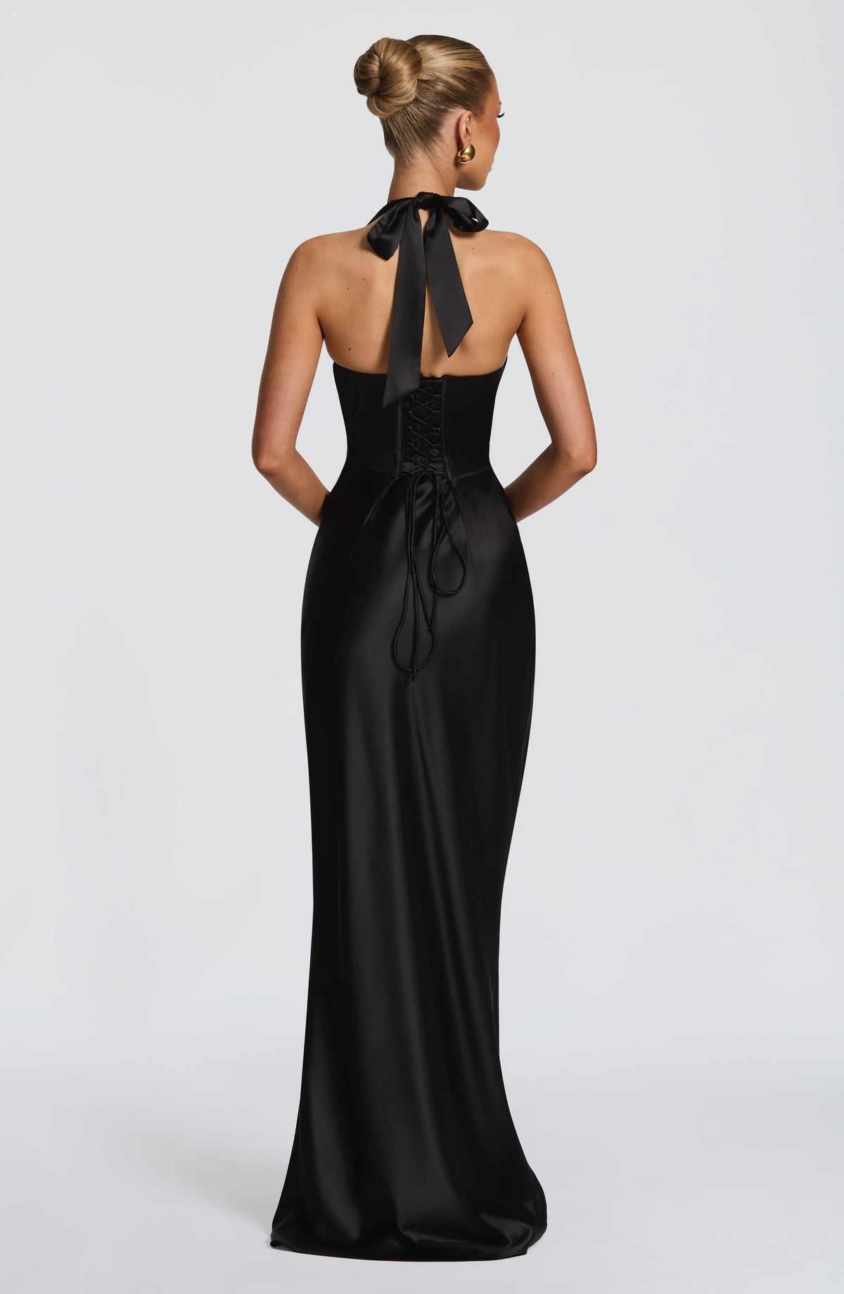 Elena™ en negro, vestido largo de satén, con corsé