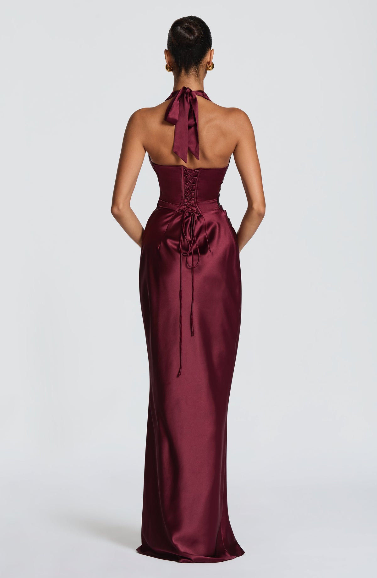 Elena™ en cereza, vestido largo de satén, con corsé