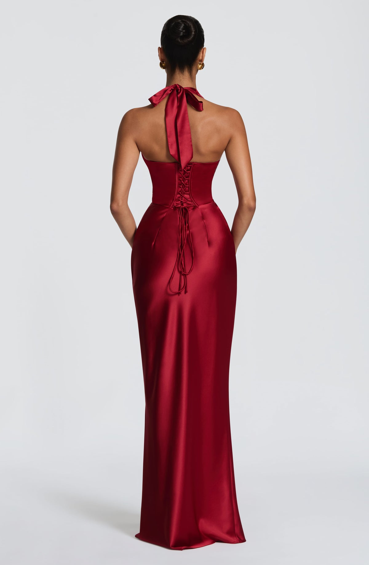 Mujer con el vestido Elena™ rojo para tu graduación, foto 3