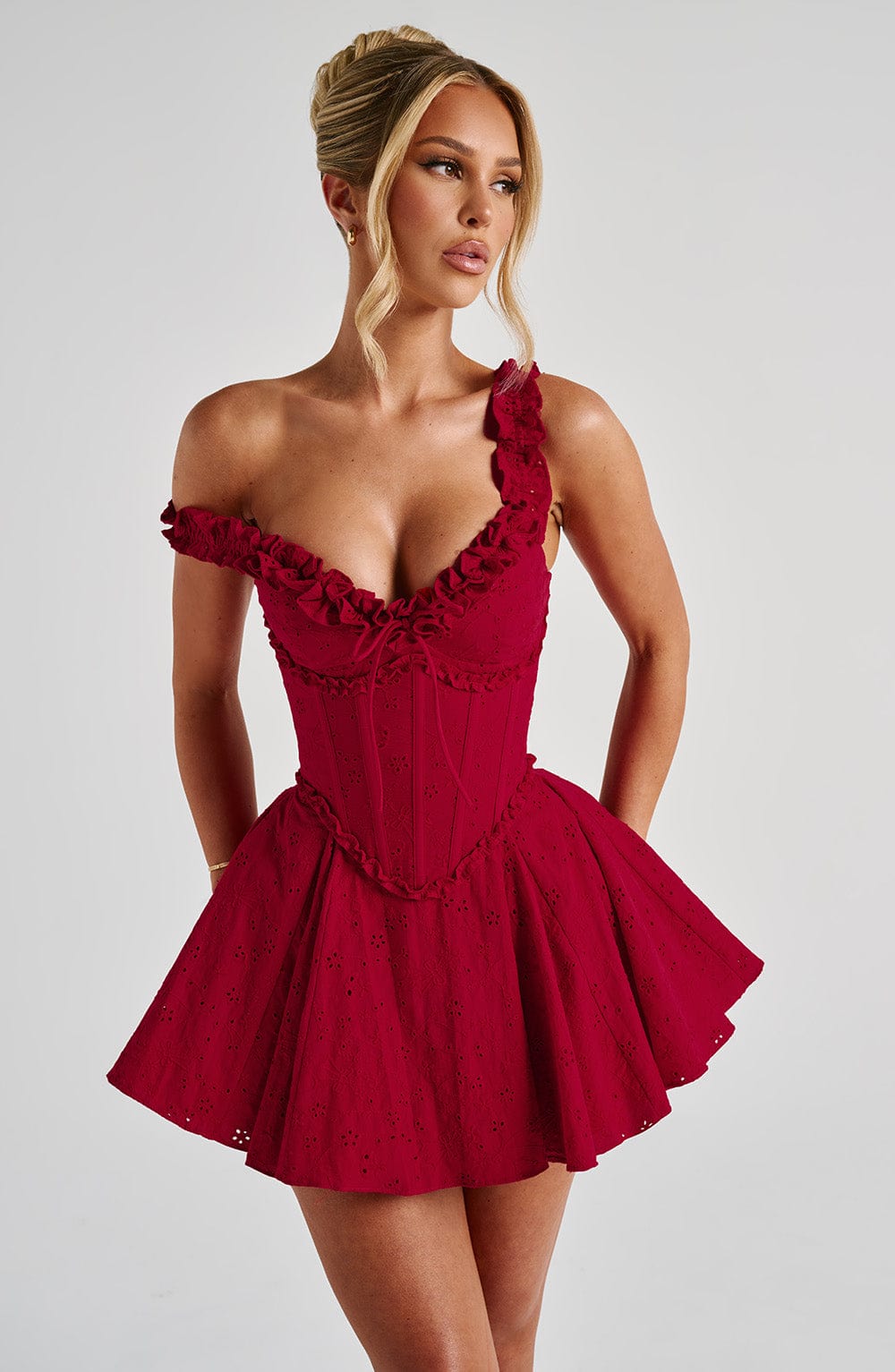 Elba™ en rojo, mono corto de bordado inglés