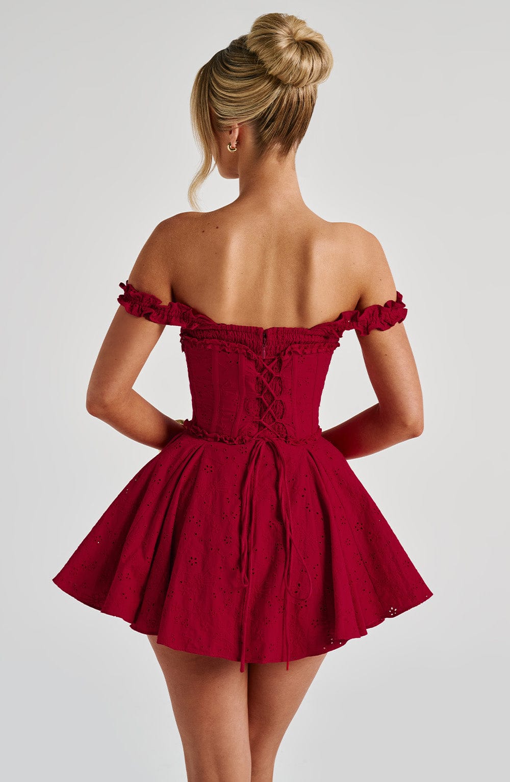 Mujer con mono corto de bordado inglés rojo Elba™ para una fiesta, foto 3