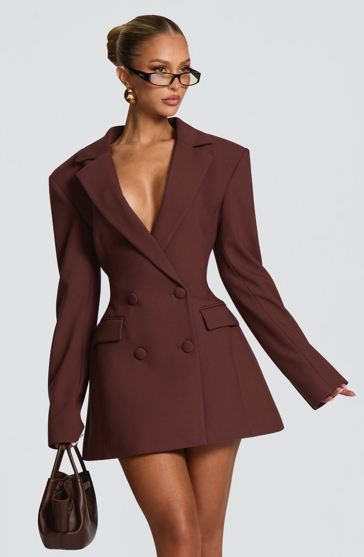 Mujer con el vestido americana corto Elvira™ ciruela para un cóctel, foto 3
