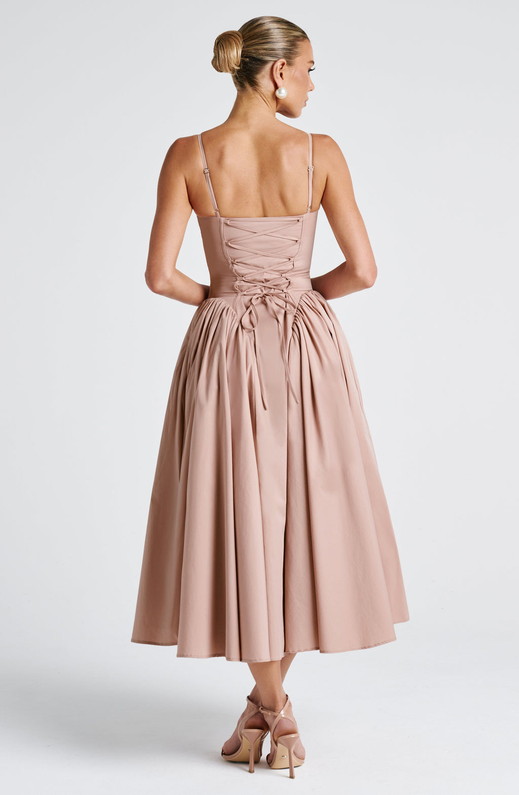 Mujer con el vestido Emma™ tierra para ir de invitada a una boda, foto 3