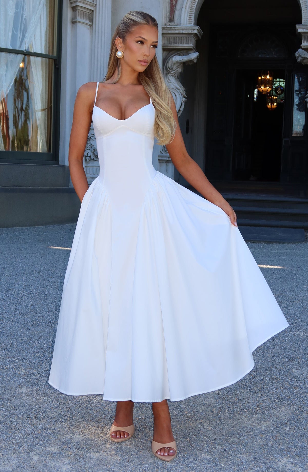 Emma™ en marfil, vestido midi con godets, con corsé