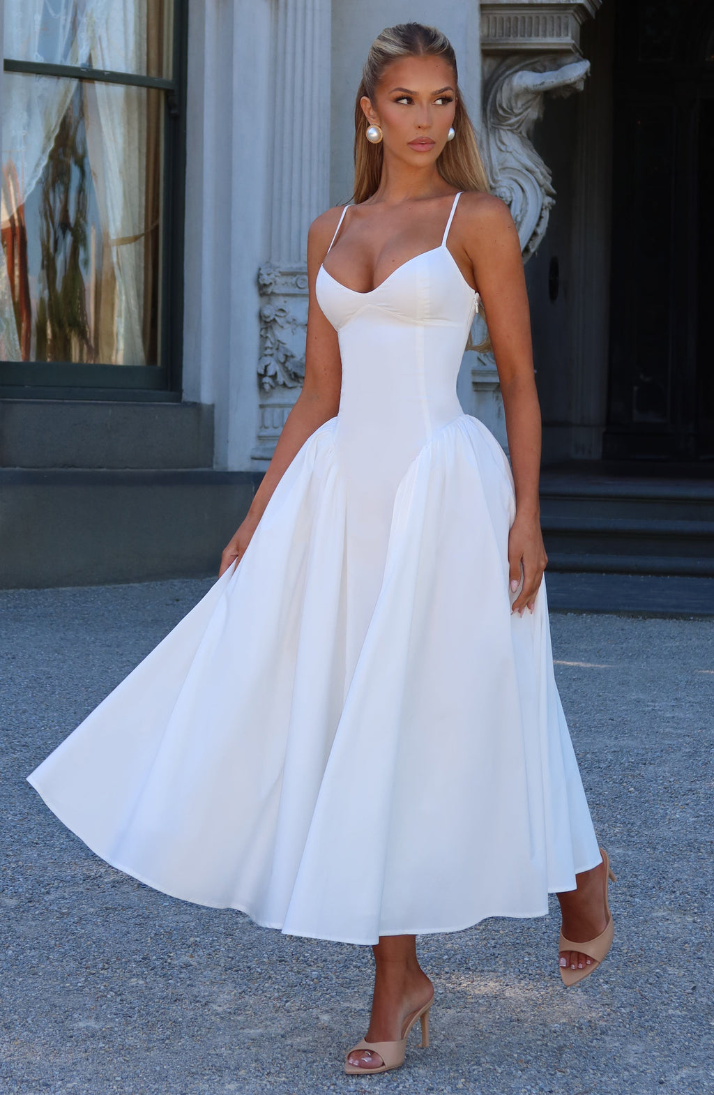 Mujer con el vestido Emma™ marfil para una preboda, foto 3