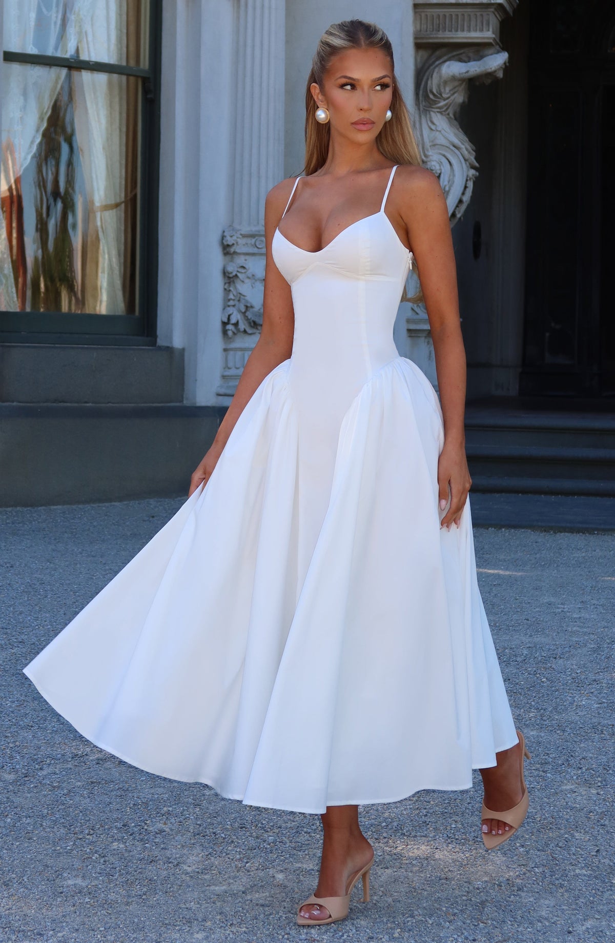 Mujer con el vestido Emma™ marfil para una preboda, foto 3