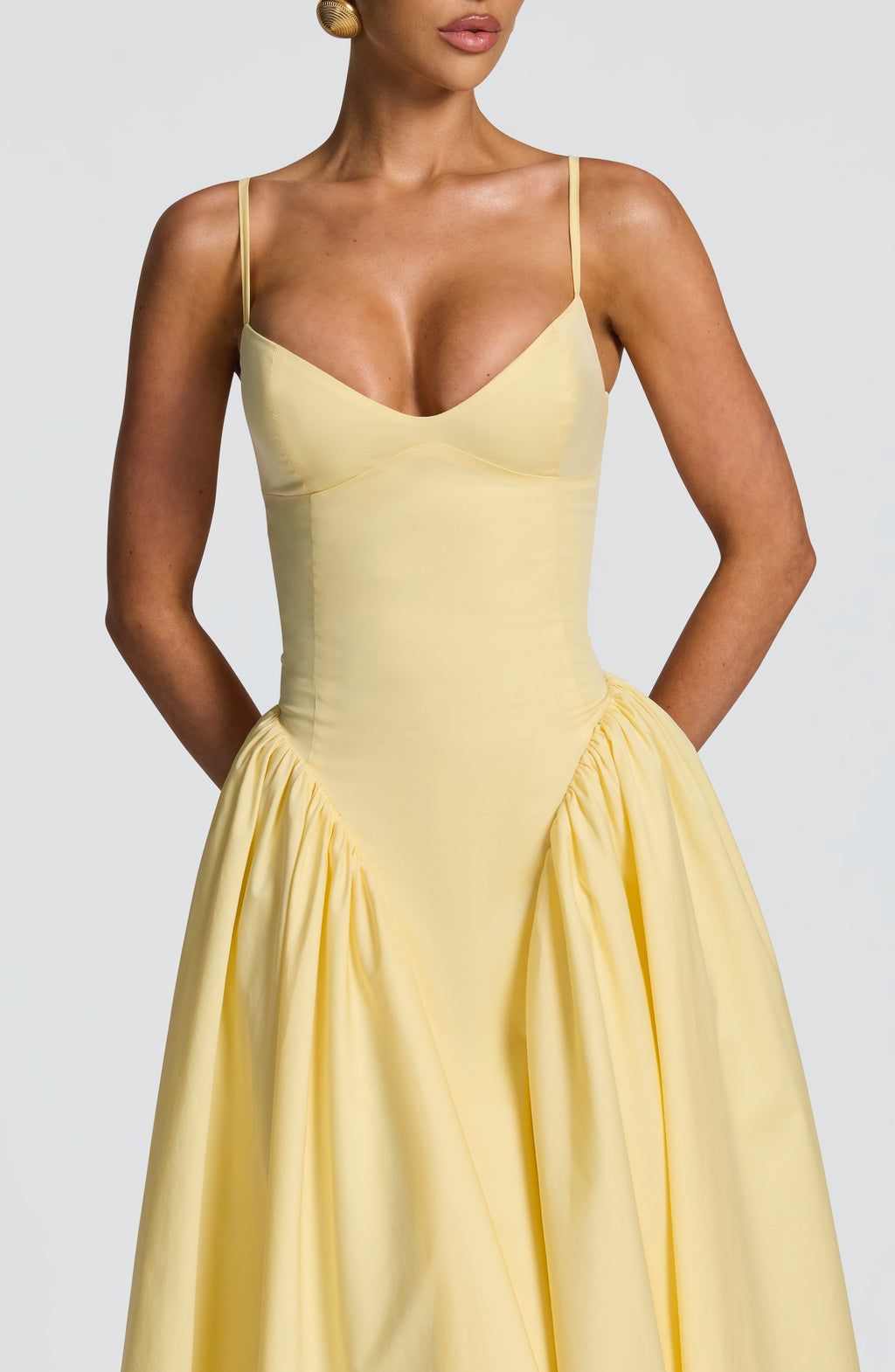 Mujer con el vestido Emma™ amarillo limón para ir de invitada a una boda, foto 3