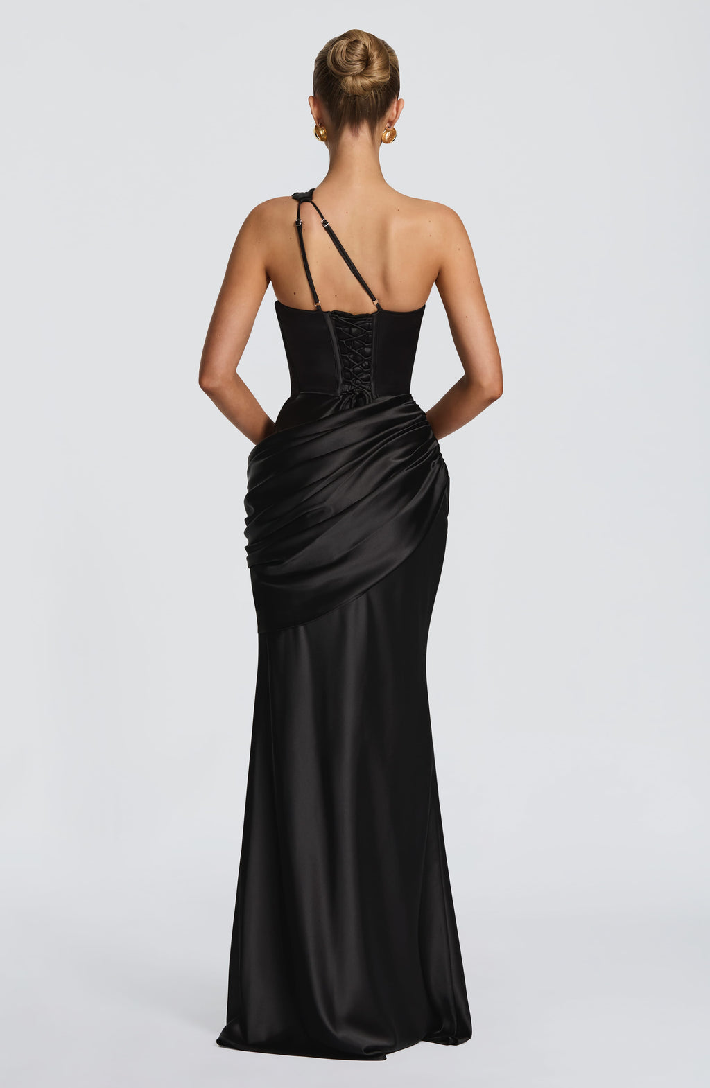 Elvira™ en negro, vestido largo asimétrico, con corsé