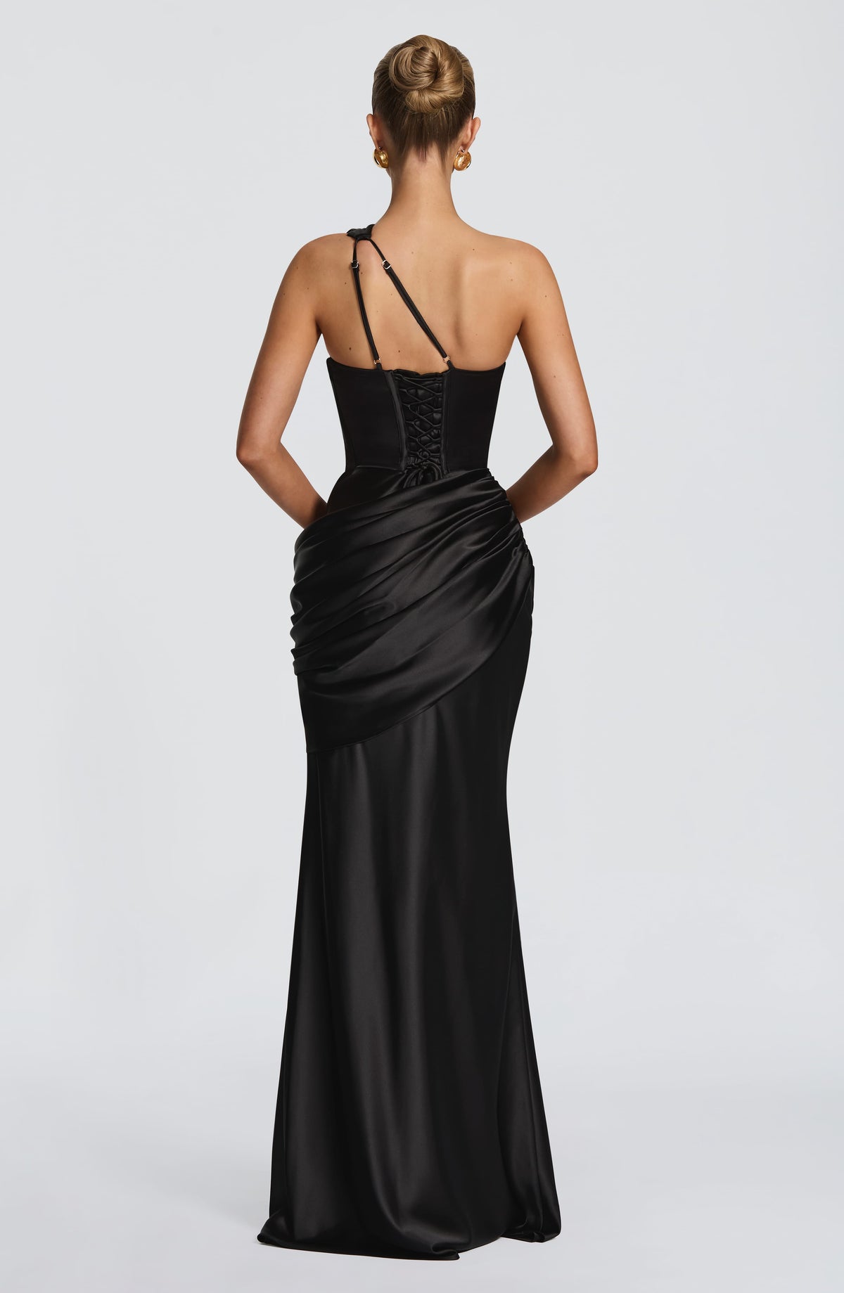 Elvira™ en negro, vestido largo asimétrico, con corsé