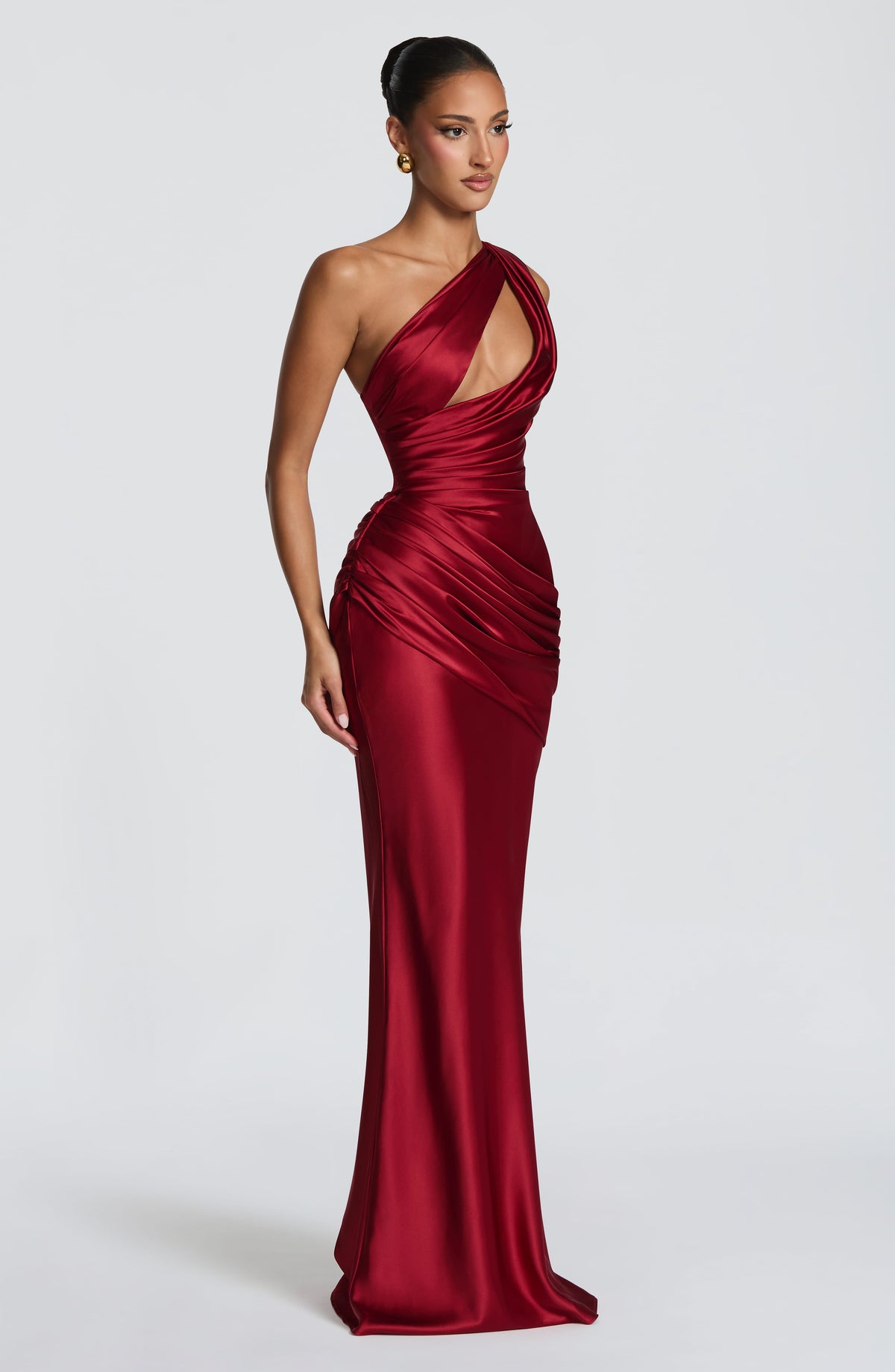Mujer con el vestido Elvira™ rojo para tu graduación, foto 3
