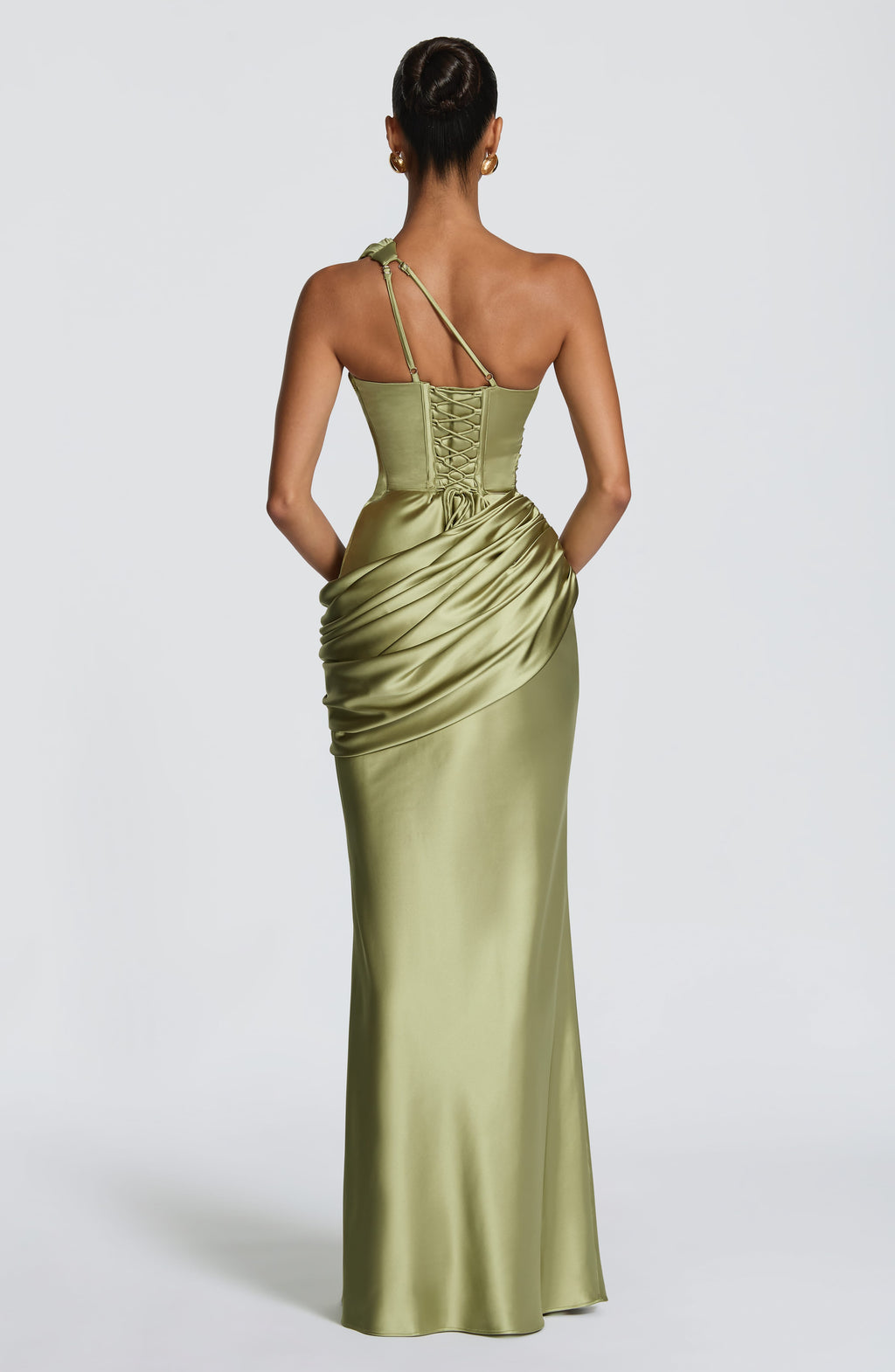 Elvira™ en oliva claro, vestido largo asimétrico, con corsé