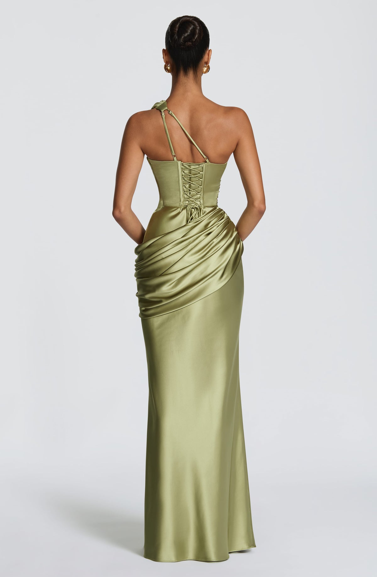 Elvira™ en oliva claro, vestido largo asimétrico, con corsé