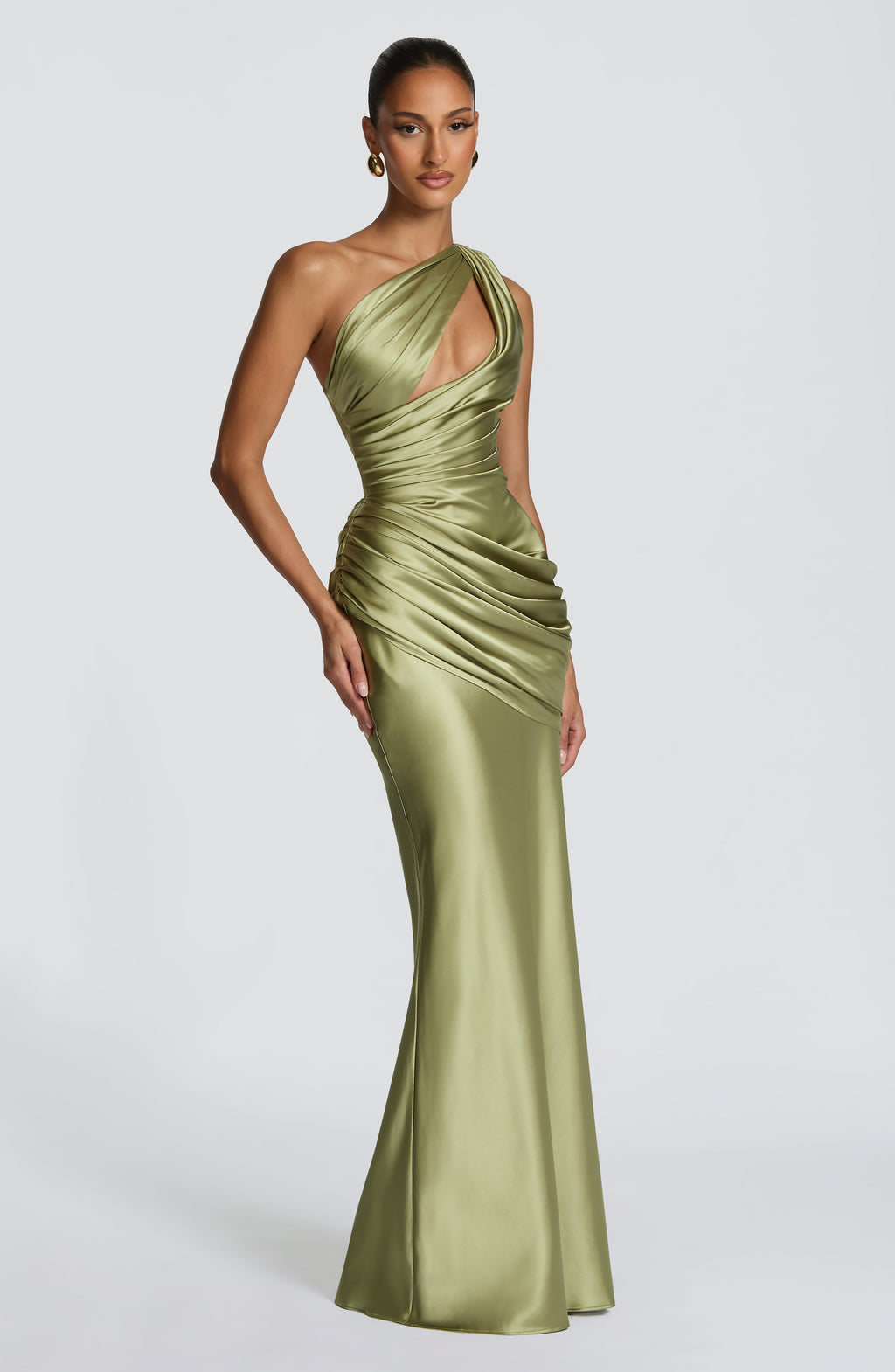 Mujer con el vestido Elvira™ oliva claro para tu graduación, foto 3