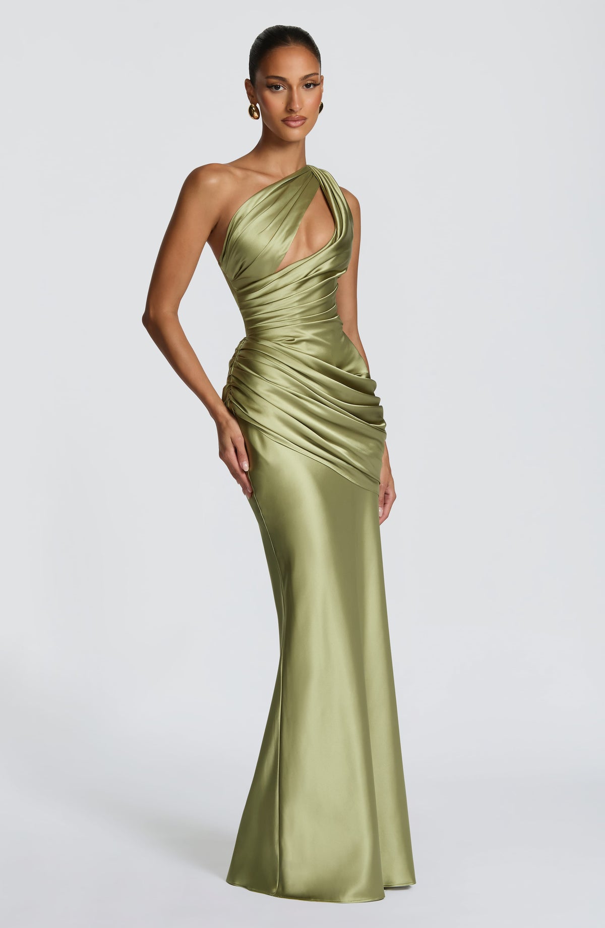 Mujer con el vestido Elvira™ oliva claro para tu graduación, foto 3
