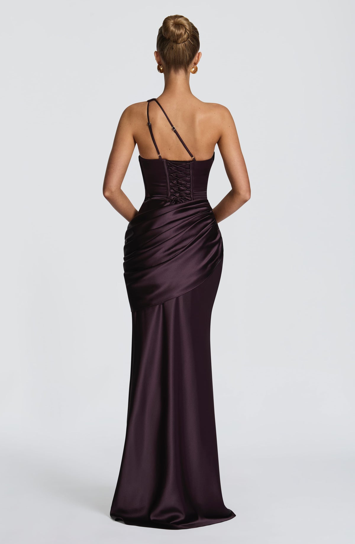 Elvira™ en morado, vestido largo asimétrico, con corsé