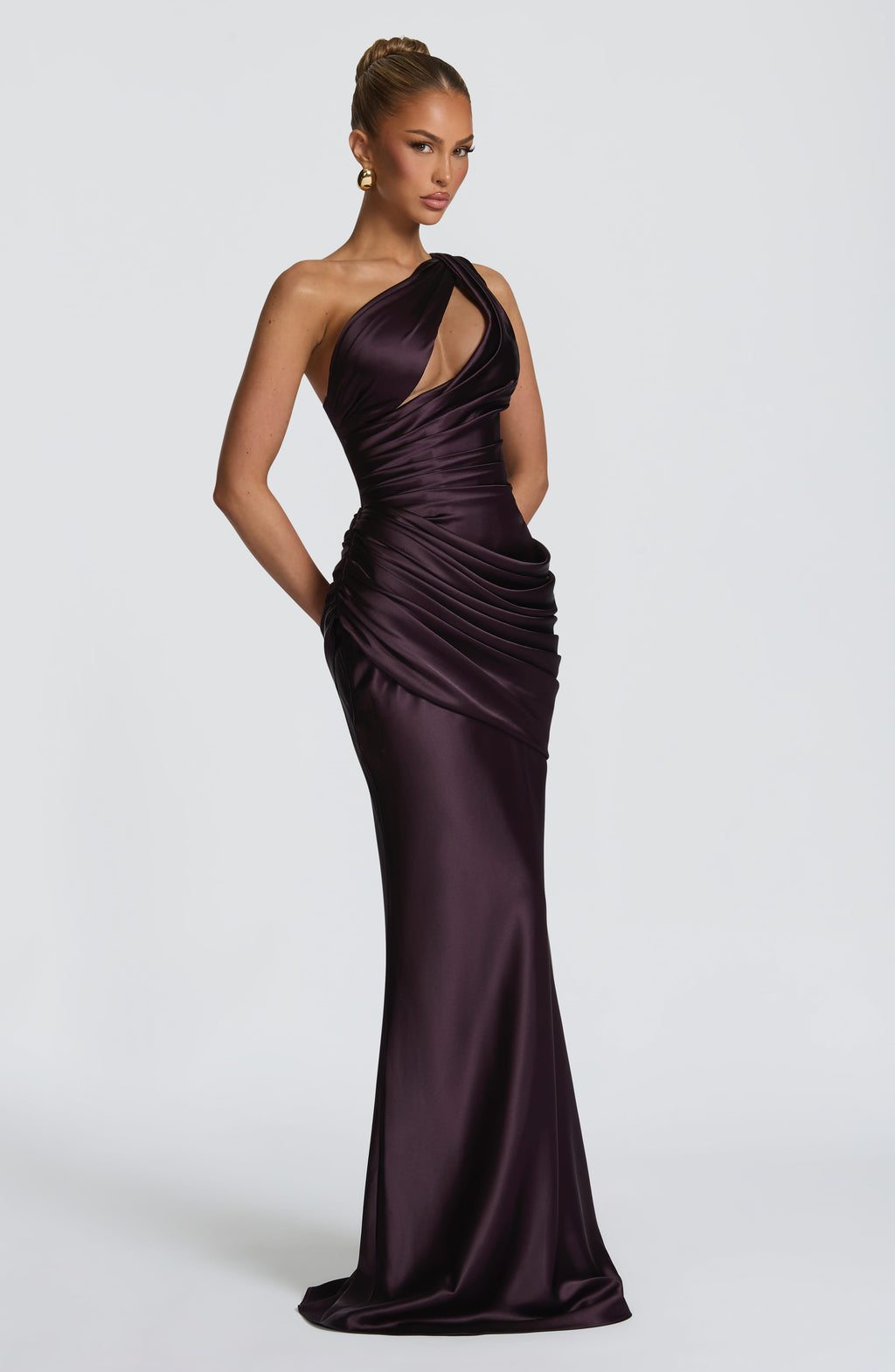 Mujer con el vestido Elvira™ morado para tu graduación, foto 3