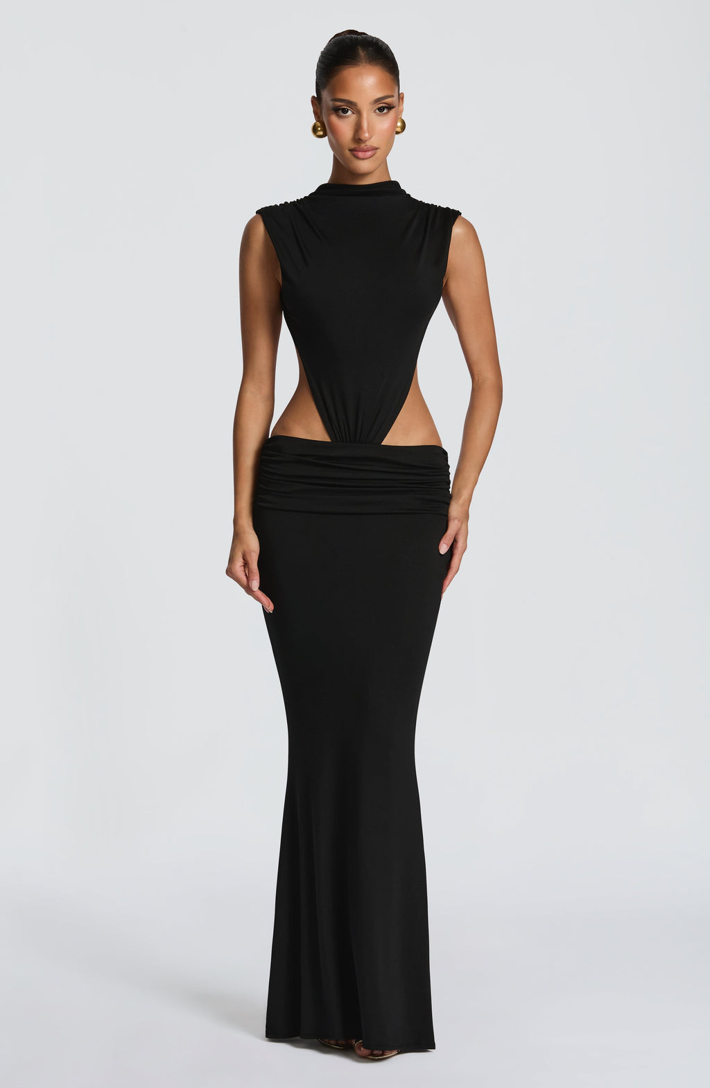 Mujer con el vestido Fernanda™ negro para ir de invitada a una boda, foto 3