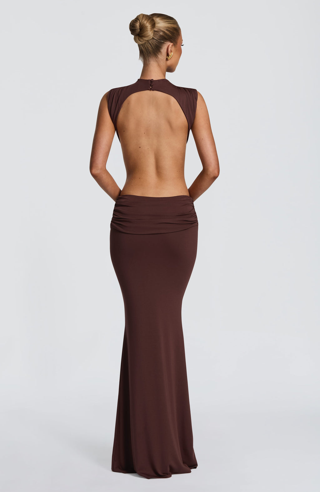 Mujer con el vestido Fernanda™ ciruela para ir de invitada a una boda, foto 3