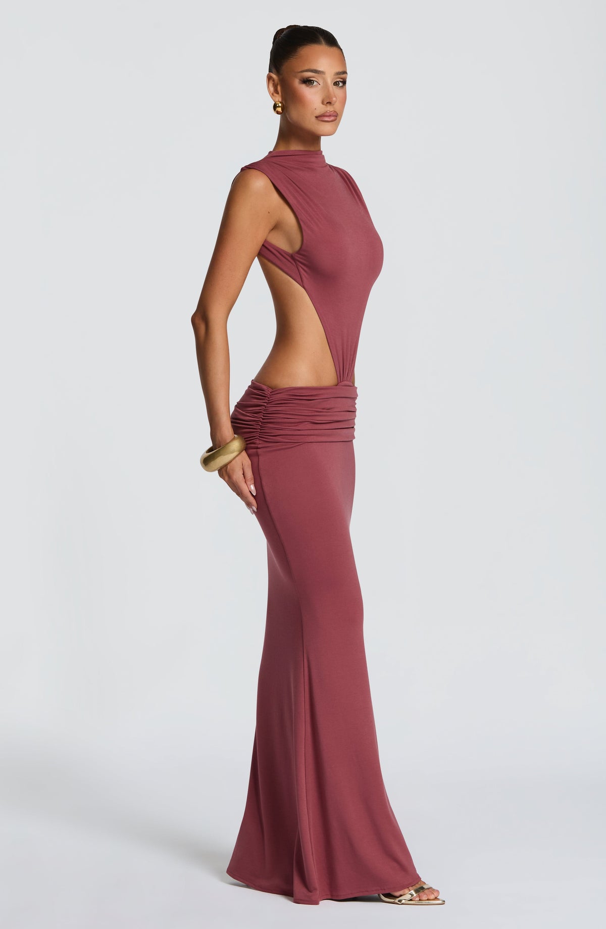 Mujer con el vestido Fernanda™ rosa palo para ir de invitada a una boda, foto 3