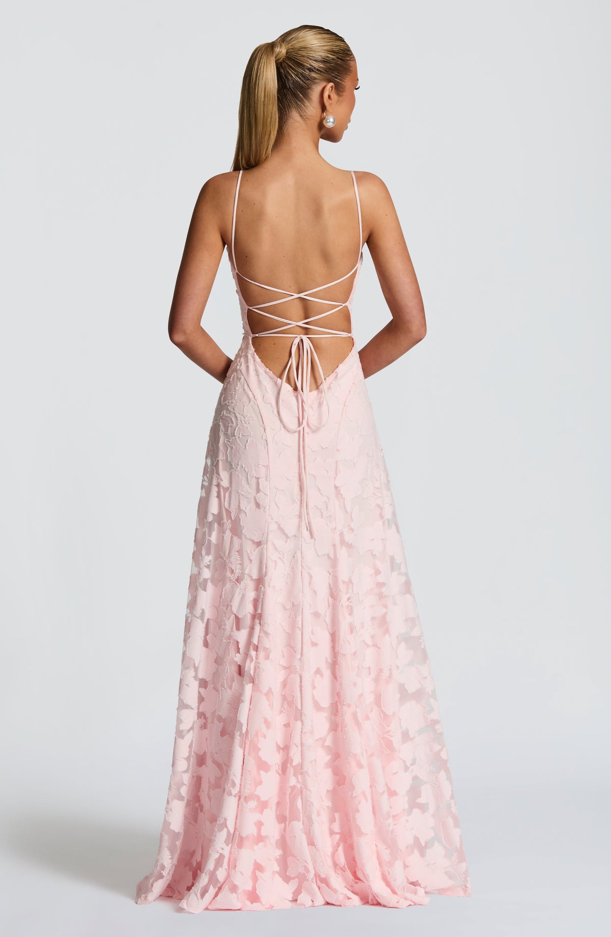 Mujer con el vestido Matilda™ rosa para ir de invitada a una boda, foto 3