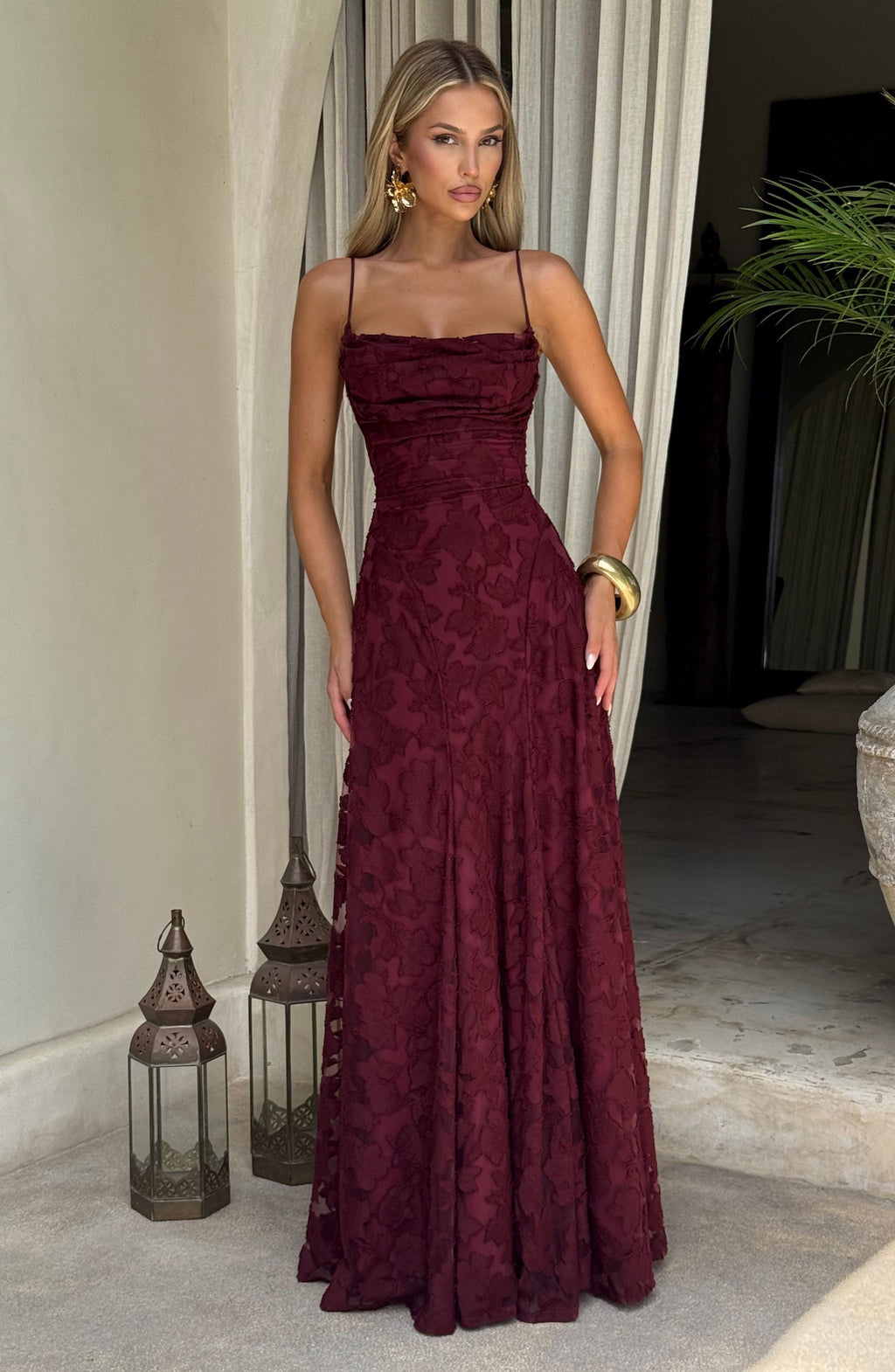 Vestido de evento Matilda™ cereza con escote drapeado, foto 4