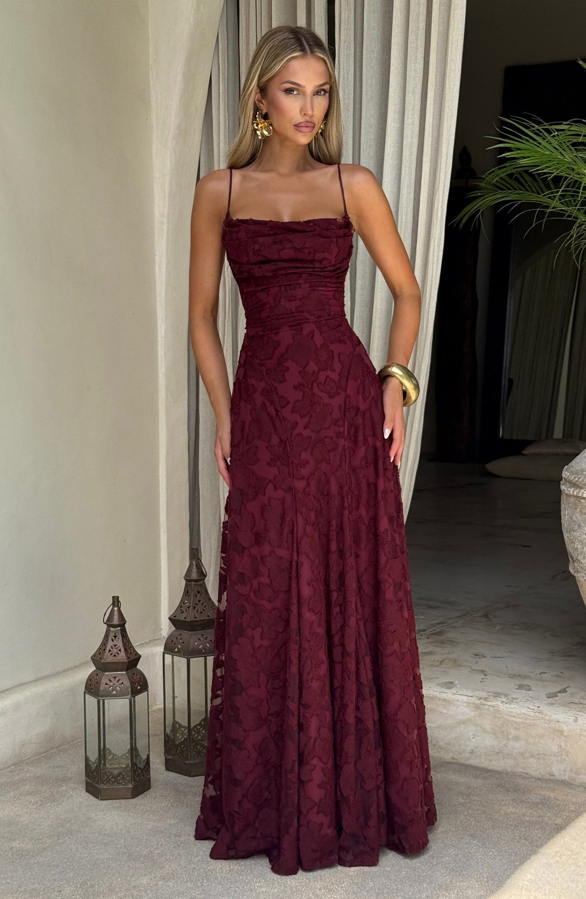 Vestido de evento Matilda™ cereza con escote drapeado, foto 4