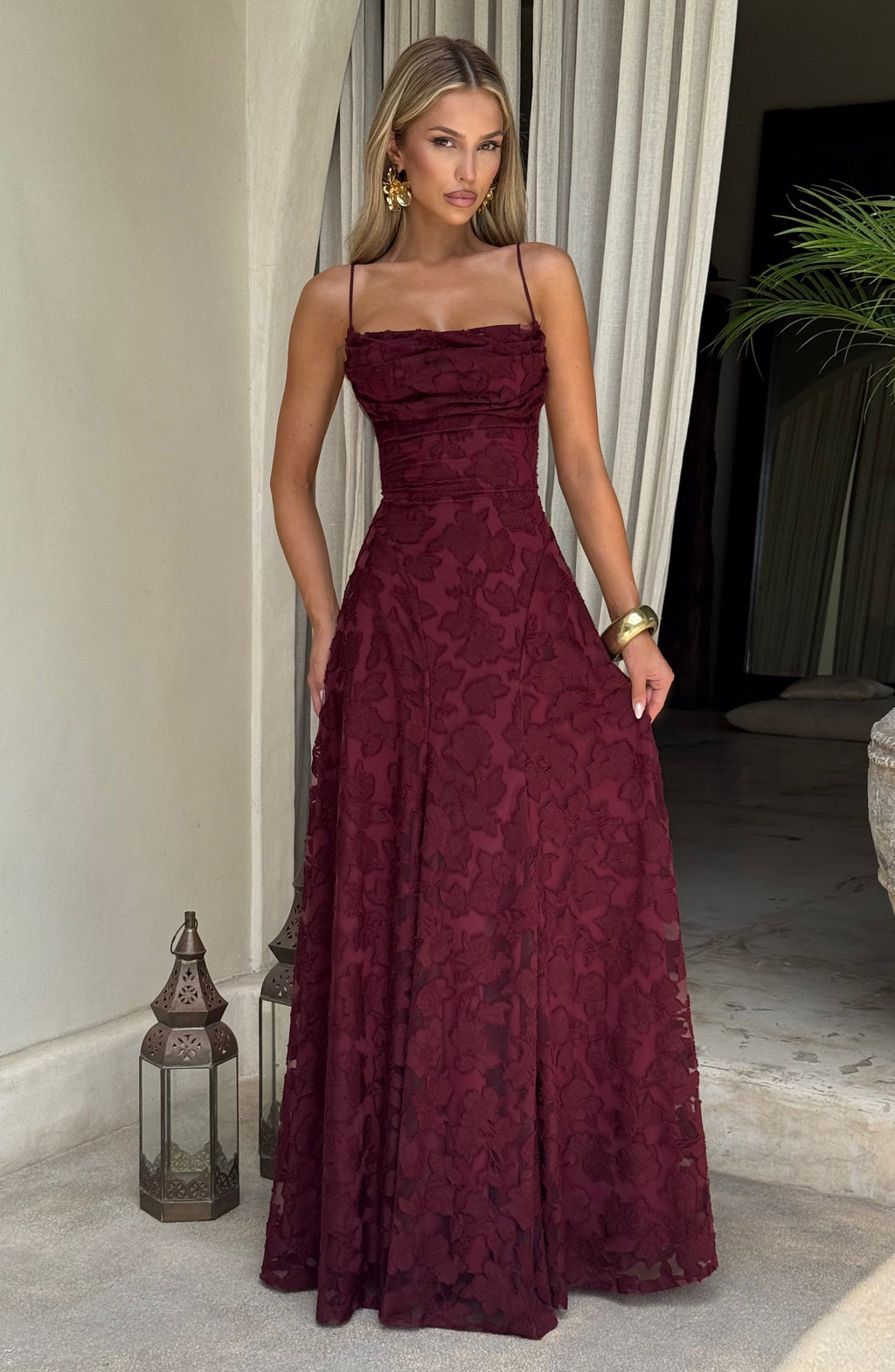 Matilda™ en cereza, vestido largo con escote drapeado