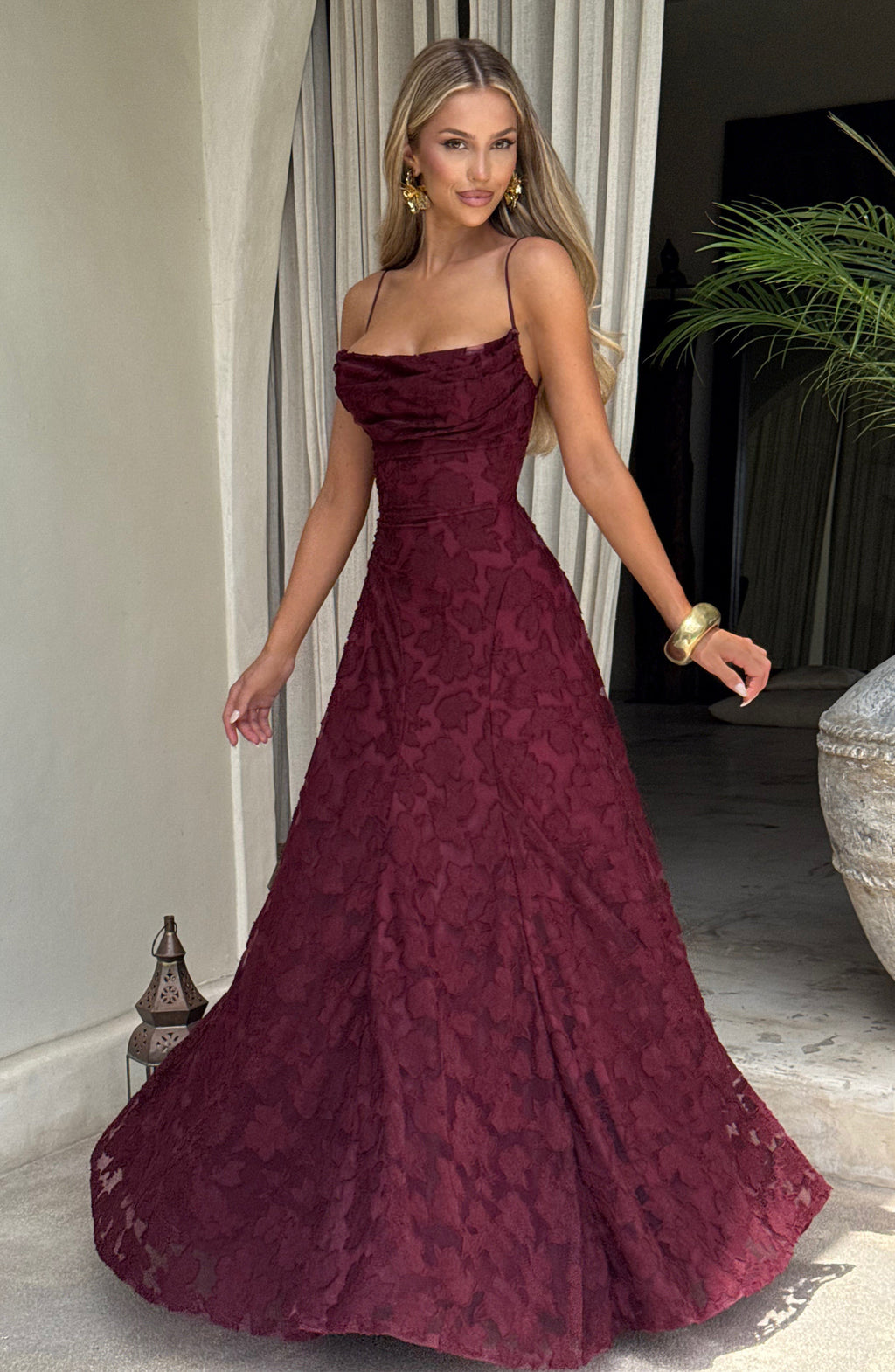 Mujer con el vestido Matilda™ cereza para ir de invitada a una boda, foto 3