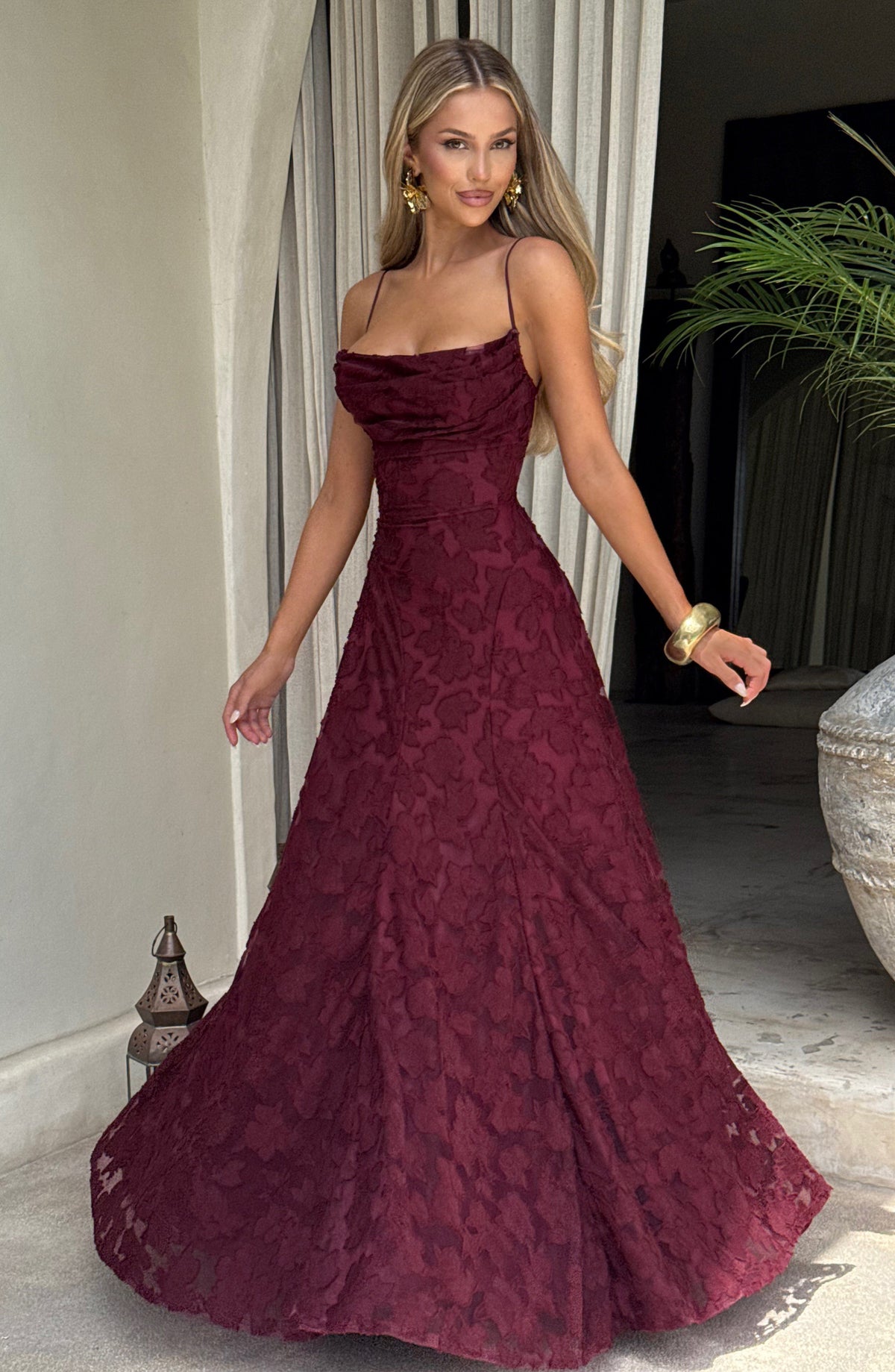 Mujer con el vestido Matilda™ cereza para ir de invitada a una boda, foto 3
