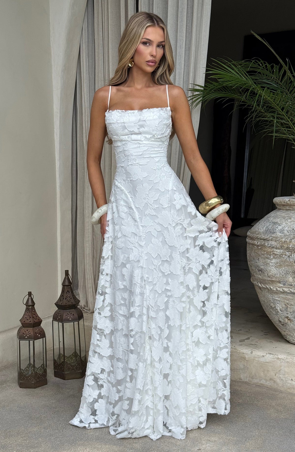 Mujer con el vestido Matilda™ marfil para una preboda, foto 3