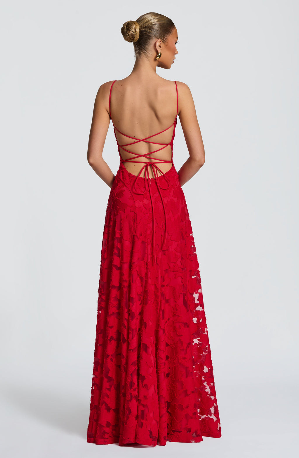 Mujer con el vestido Matilda™ rojo para ir de invitada a una boda, foto 3