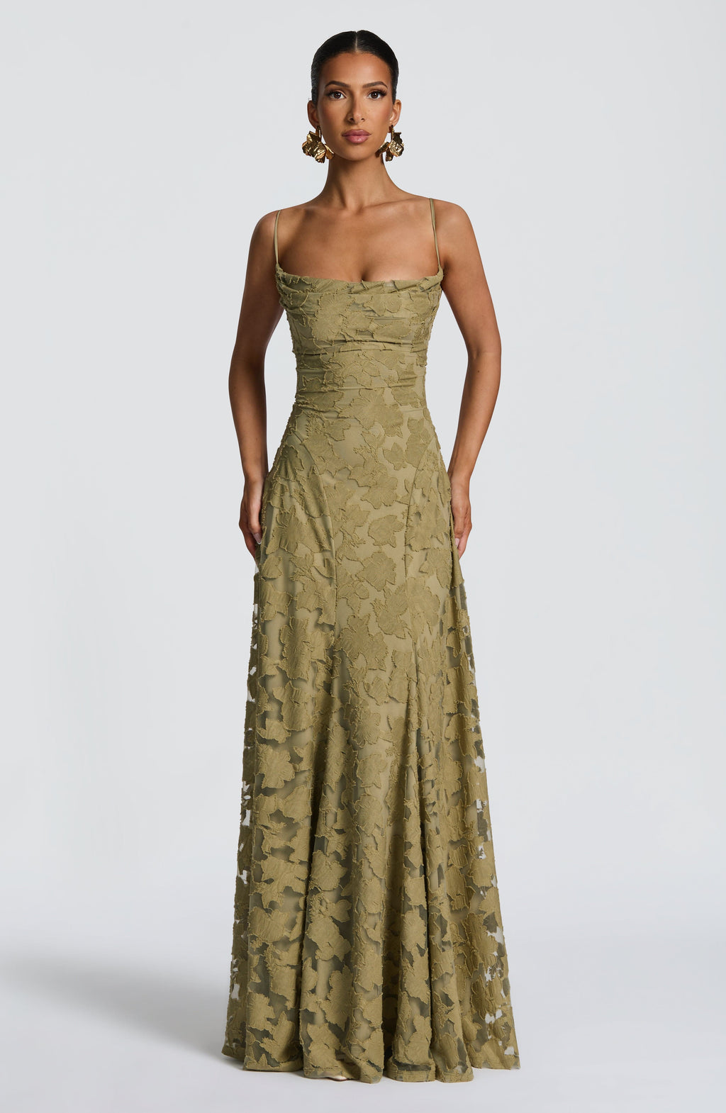 Mujer con el vestido Matilda™ verde salvia para ir de invitada a una boda, foto 3