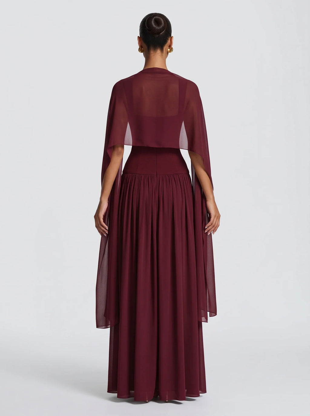 Mujer con estola de chifón cereza Gala™ para una boda, vista de espalda