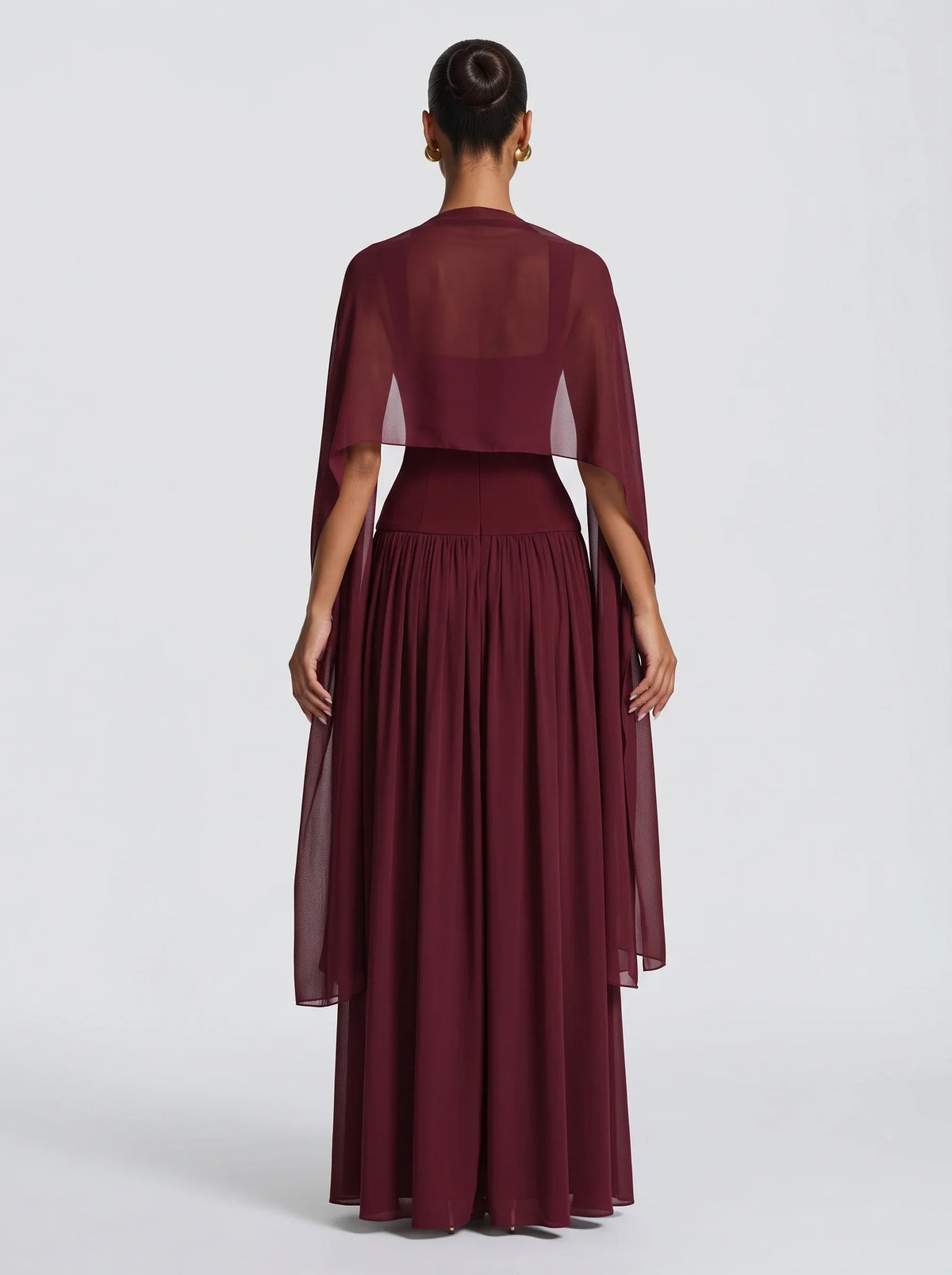 Mujer con estola de chifón cereza Gala™ para una boda, vista de espalda